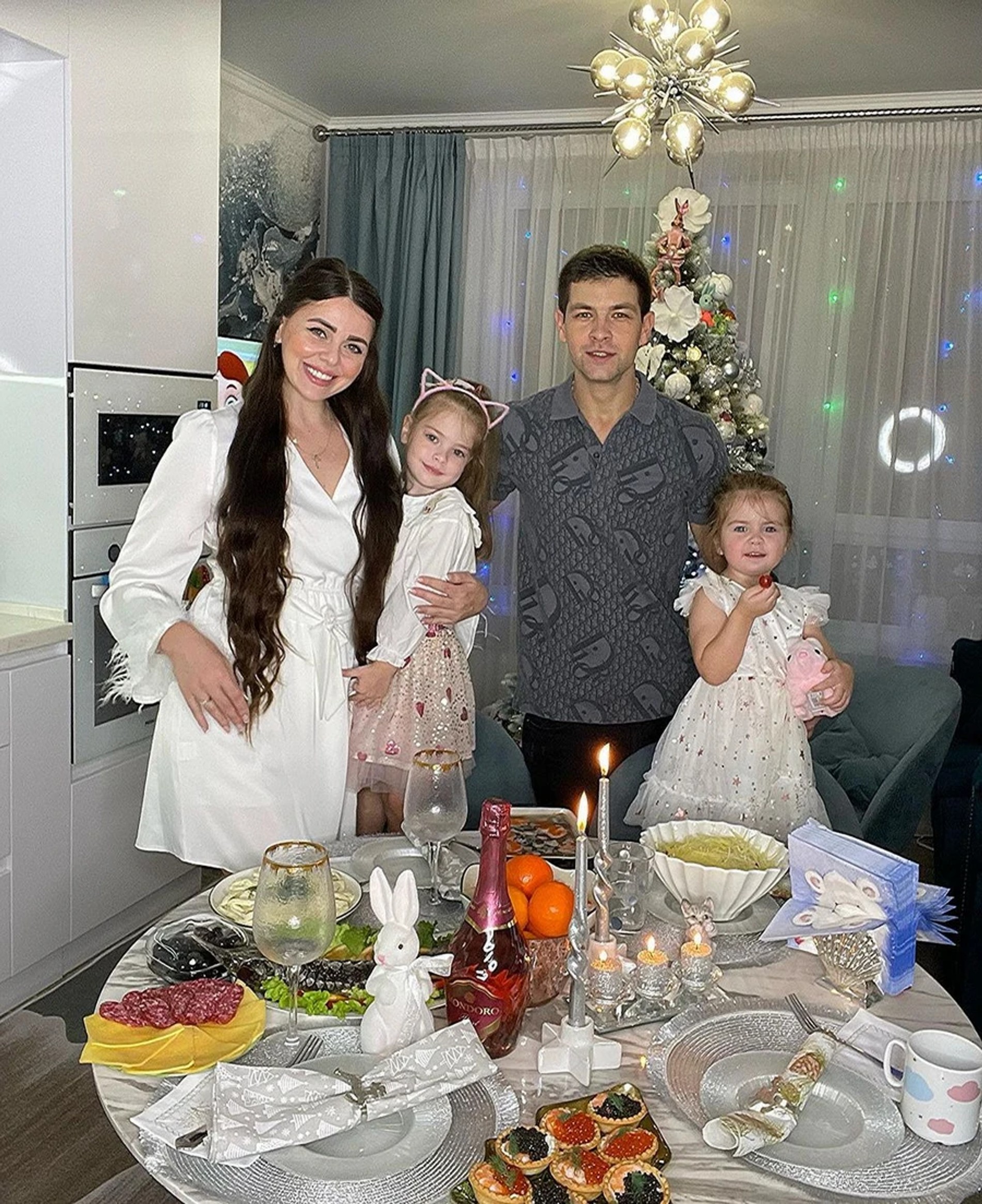 Ольга Рапунцель и Дмитрий Дмитренко с дочерями
Фото: Инстаграм (запрещен в РФ) / @dmitry_dmitrenko