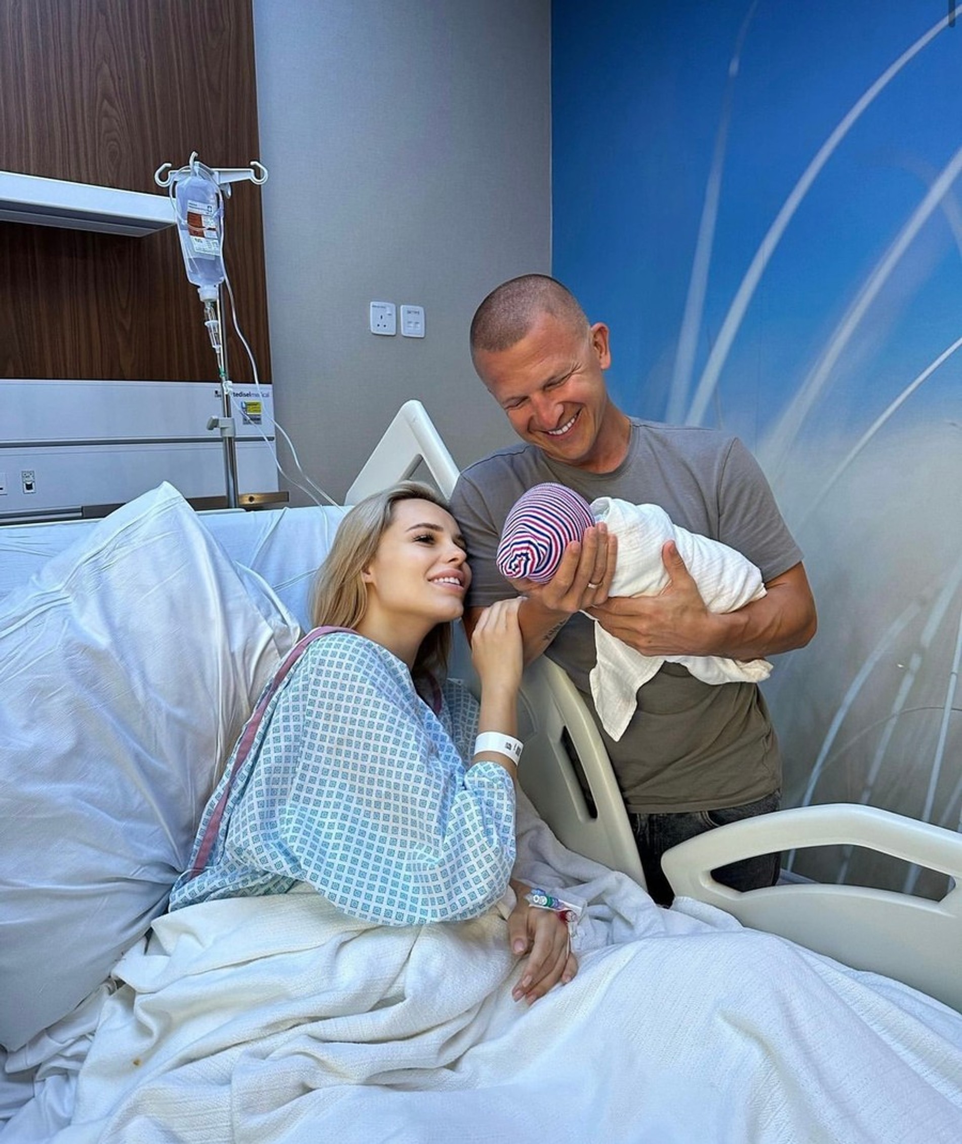 Ханна и Пашу с новорожденным малышом
Фото: Инстаграм (запрещен в РФ) @offi_hanna