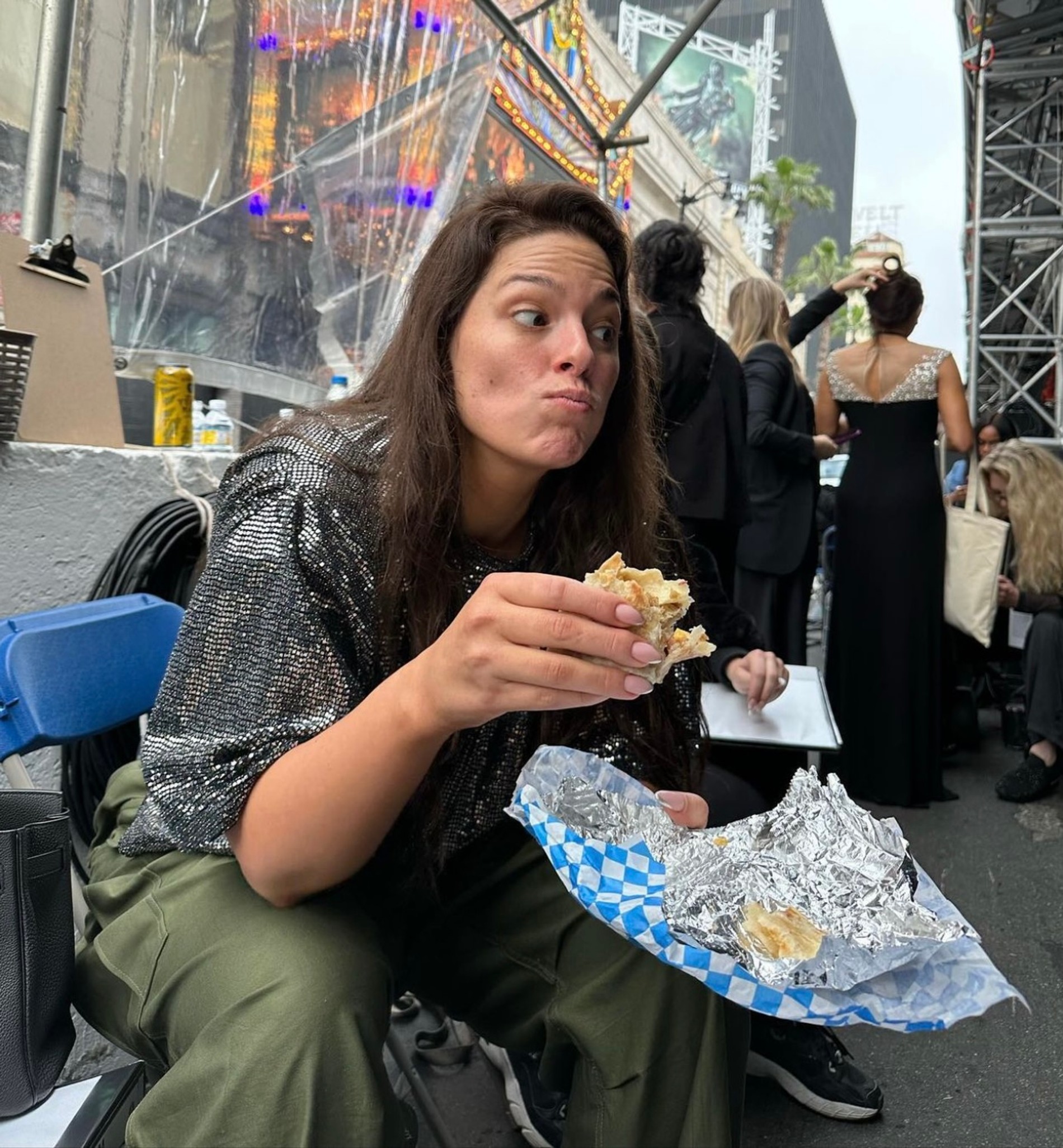 Эшли Грэм перекусывает во время подготовки к «Оскару»
Фото: Инстаграм (запрещен в РФ) @ashleygraham