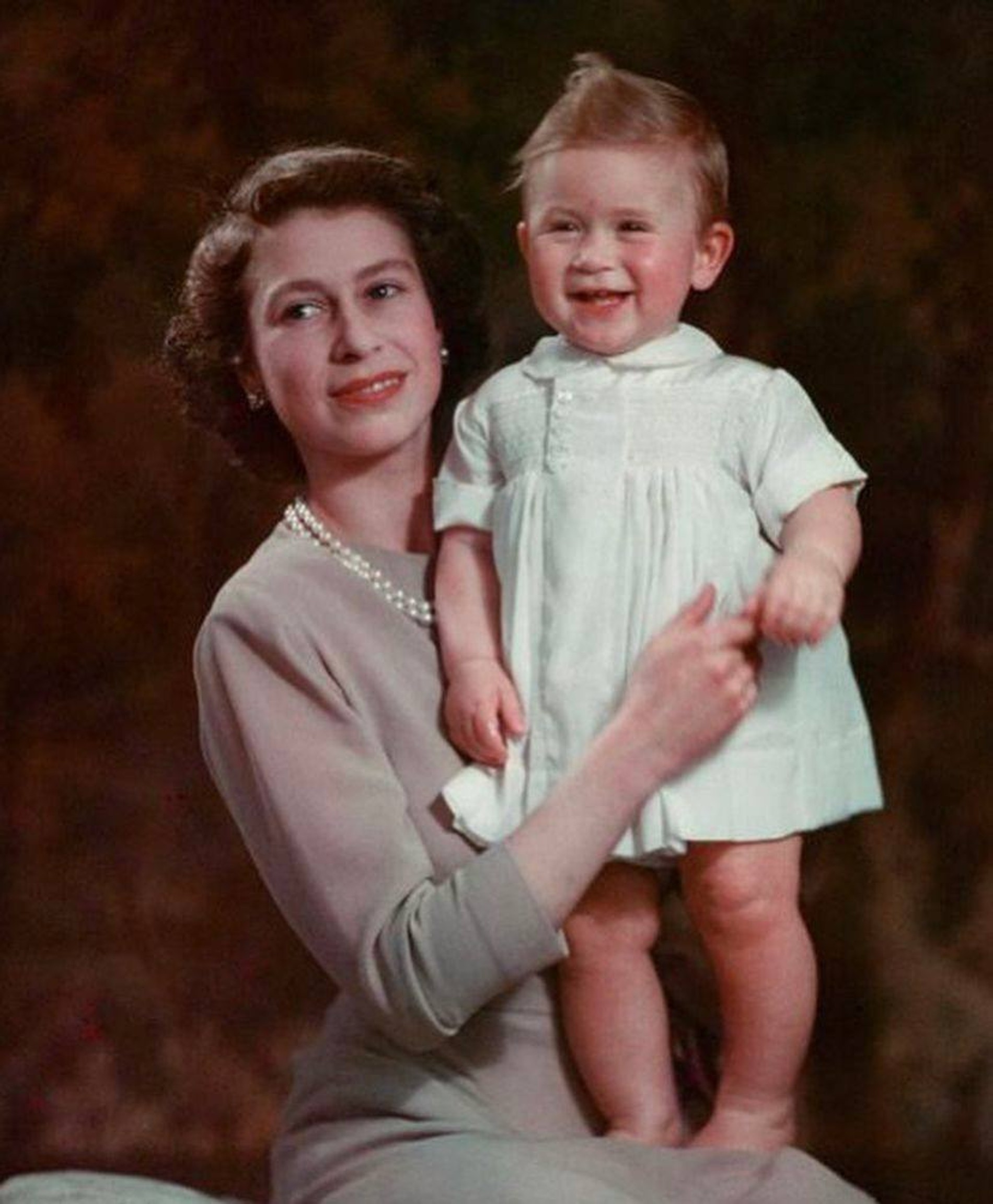 Елизавета II с будущим королем
Фото: Инстаграм (запрещен в РФ) @theroyalfamily