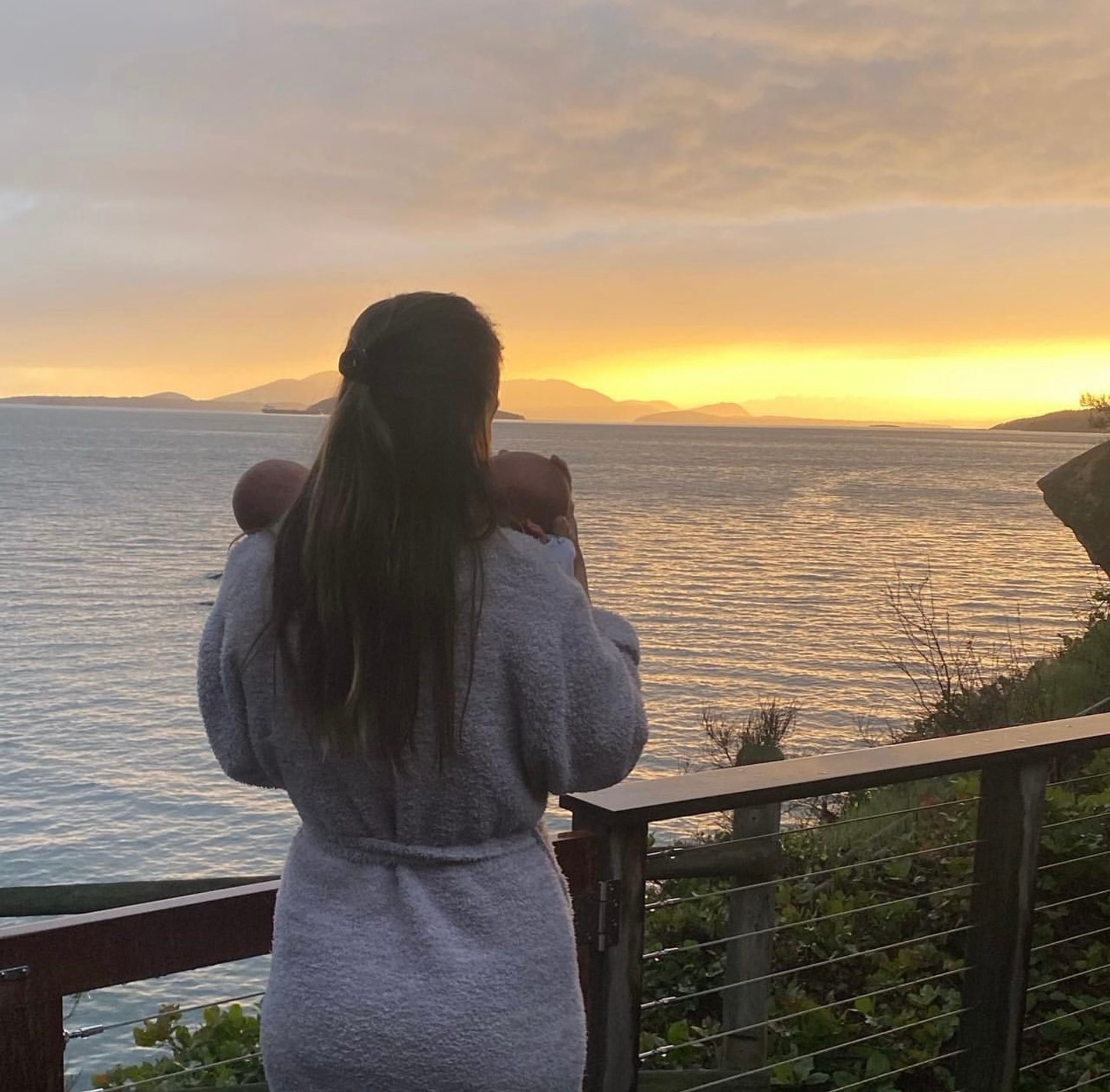 Хилари Суонк с новорожденными детьми
Фото: Инстаграм (запрещен в РФ) @hilaryswank