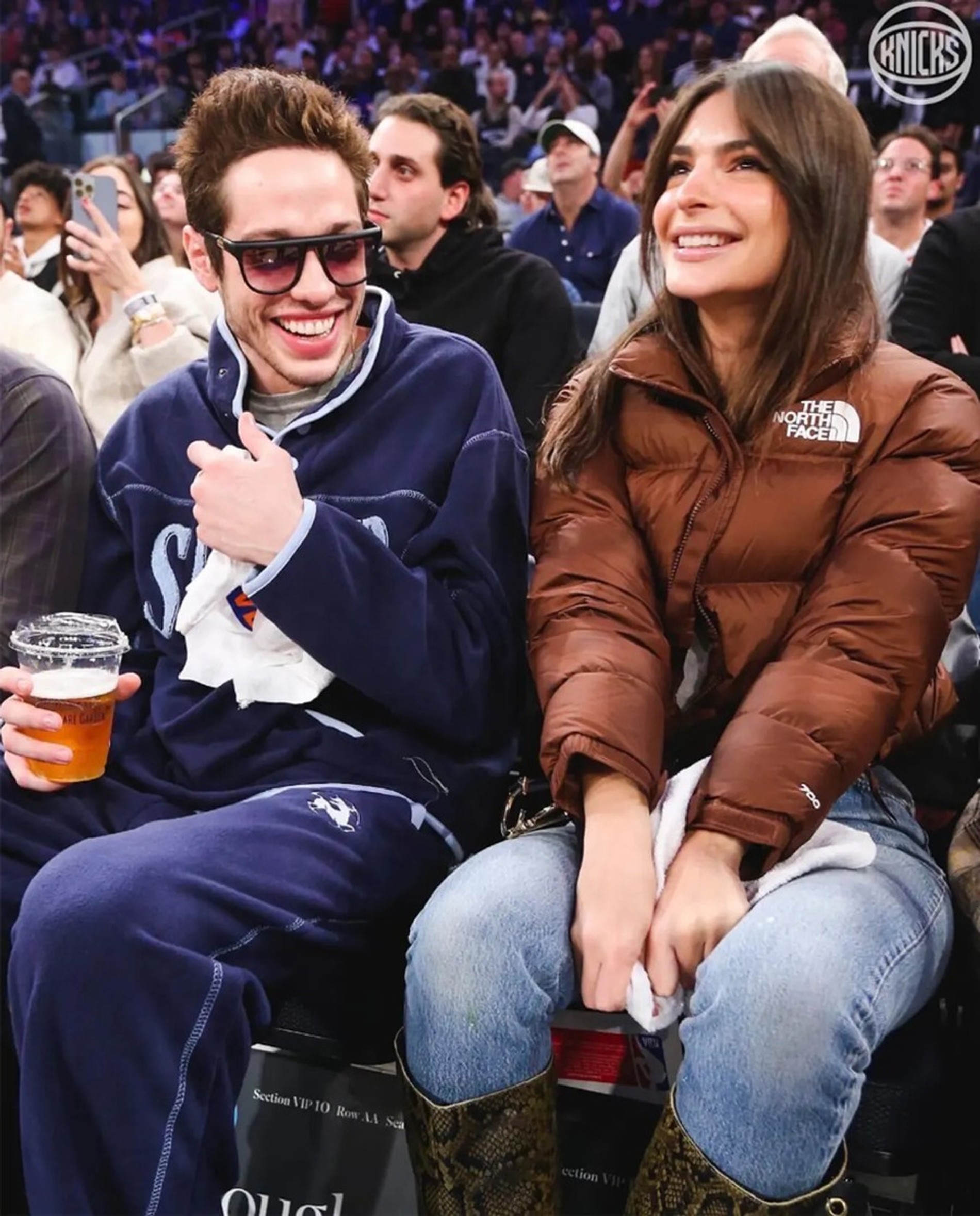 Пит Дэвидсон и Эмили Ратаковски на баскетбольном матче
Фото: Twitter