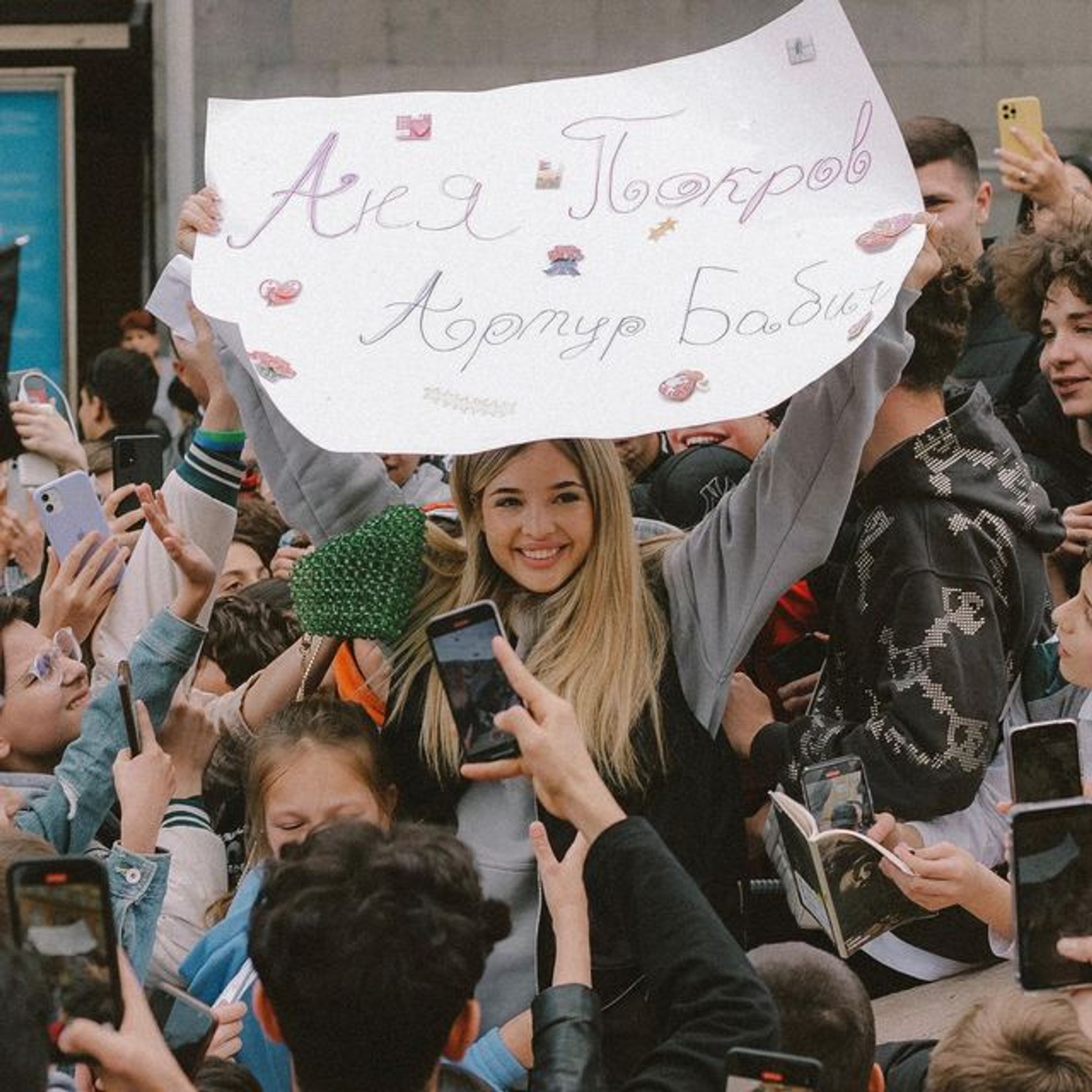 Артур Бабич и Аня Покров провели сходку в Ереване
Видео: Инстаграм (запрещен в РФ) / @pokrov90