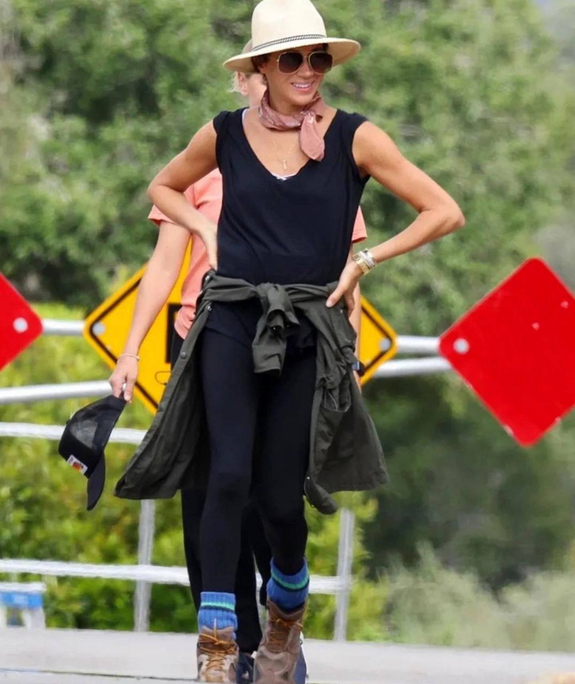 Меган Маркл на хайкинге с друзьями в Калифорнии
Фото: CB / CB / BACKGRID