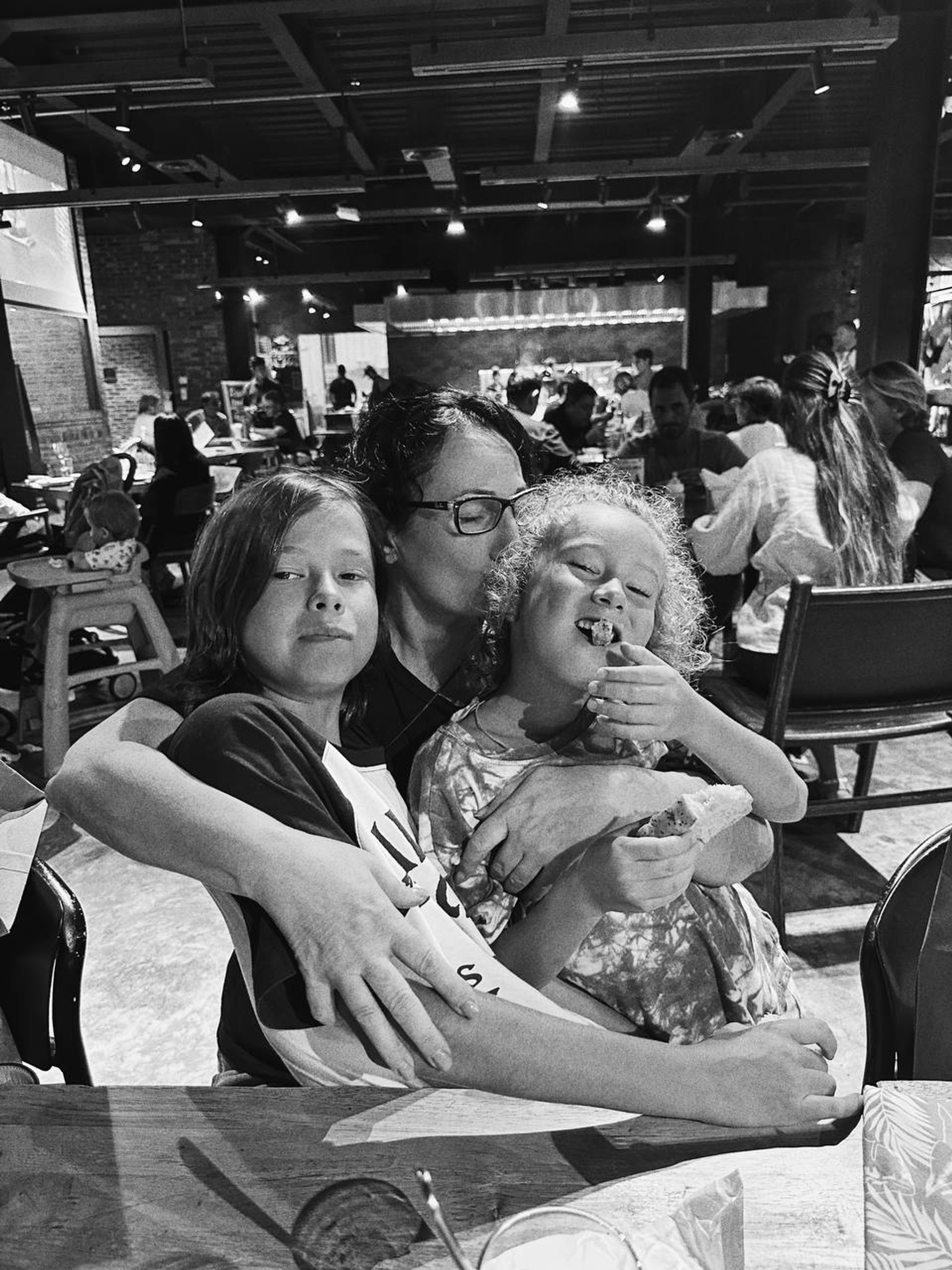 Мама Айзы со своими внуками
Фото: Telegram-канал Feel good with Aiza