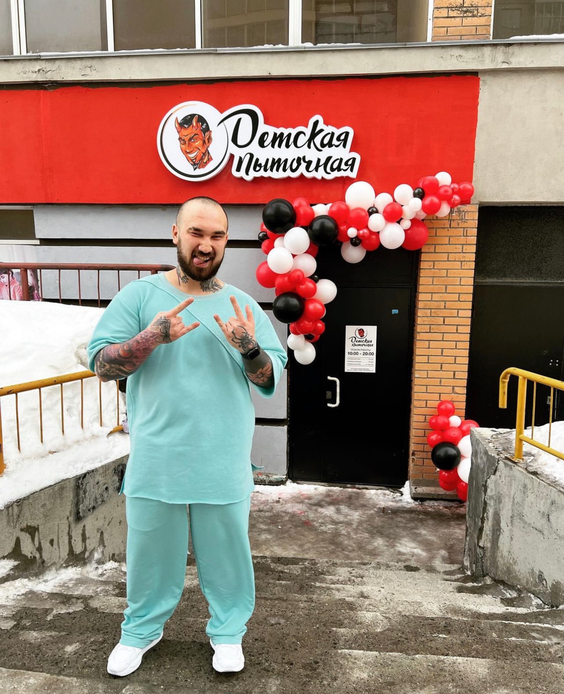 Тимур Газиев на фоне парикмахерской. Фото: Инстаграм (запрещен в РФ) Тимура Газиева / pitochnaya