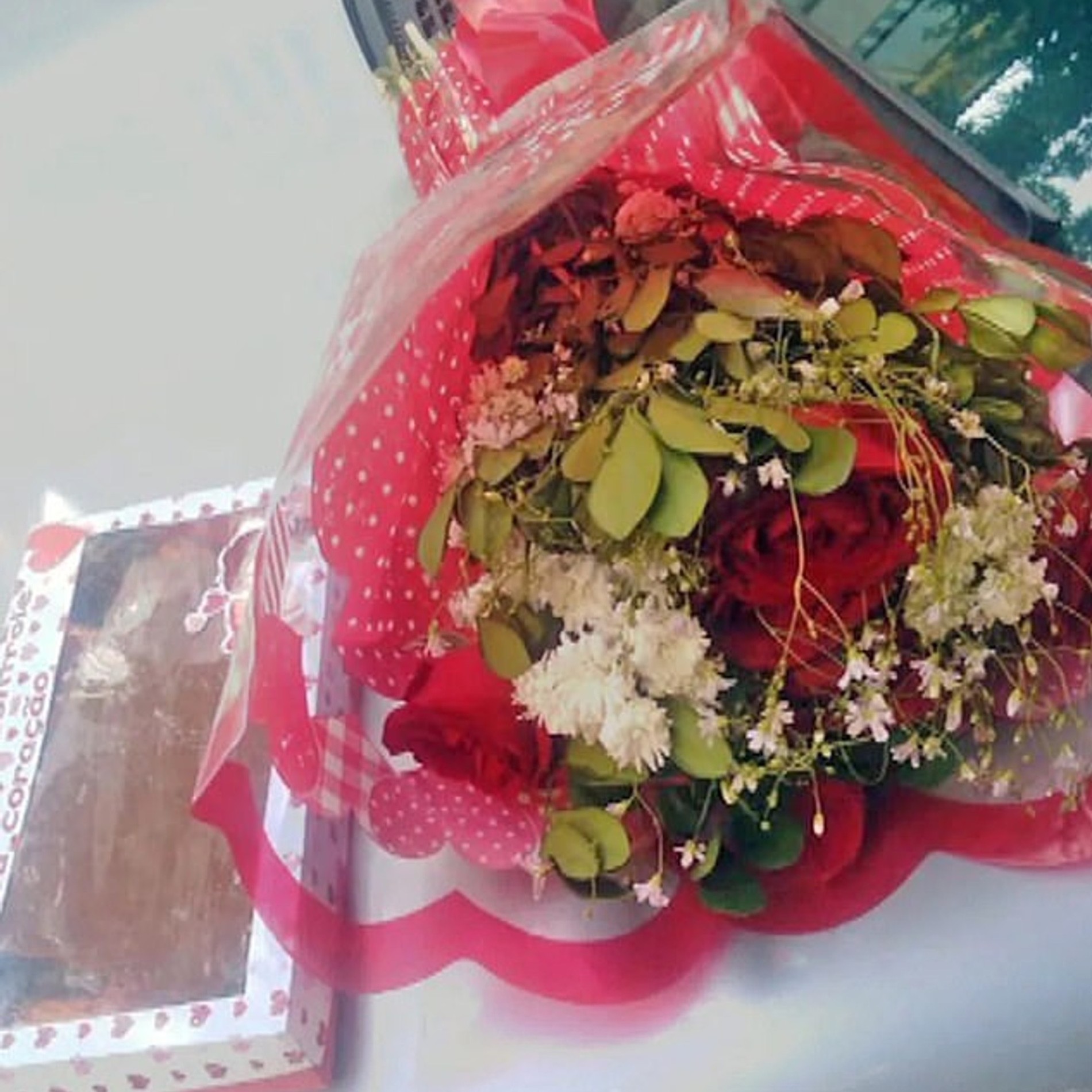 Букет и плитка смертоносного шоколада
Фото: Daily Mail