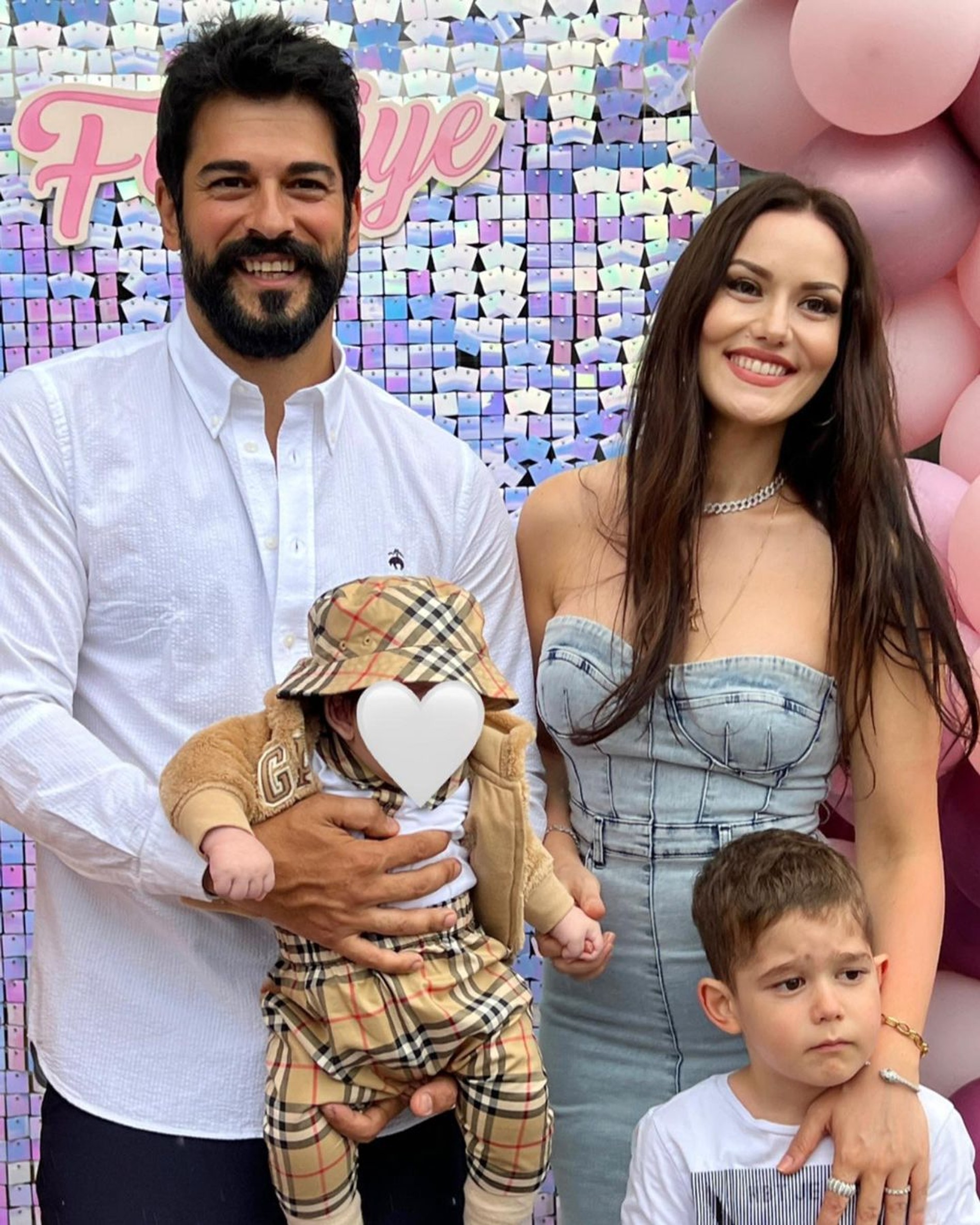 Фахрие Эвджен и Бурак Озчивит с сыновьями
Фото: Инстаграм (запрещен в РФ) / @evcenf