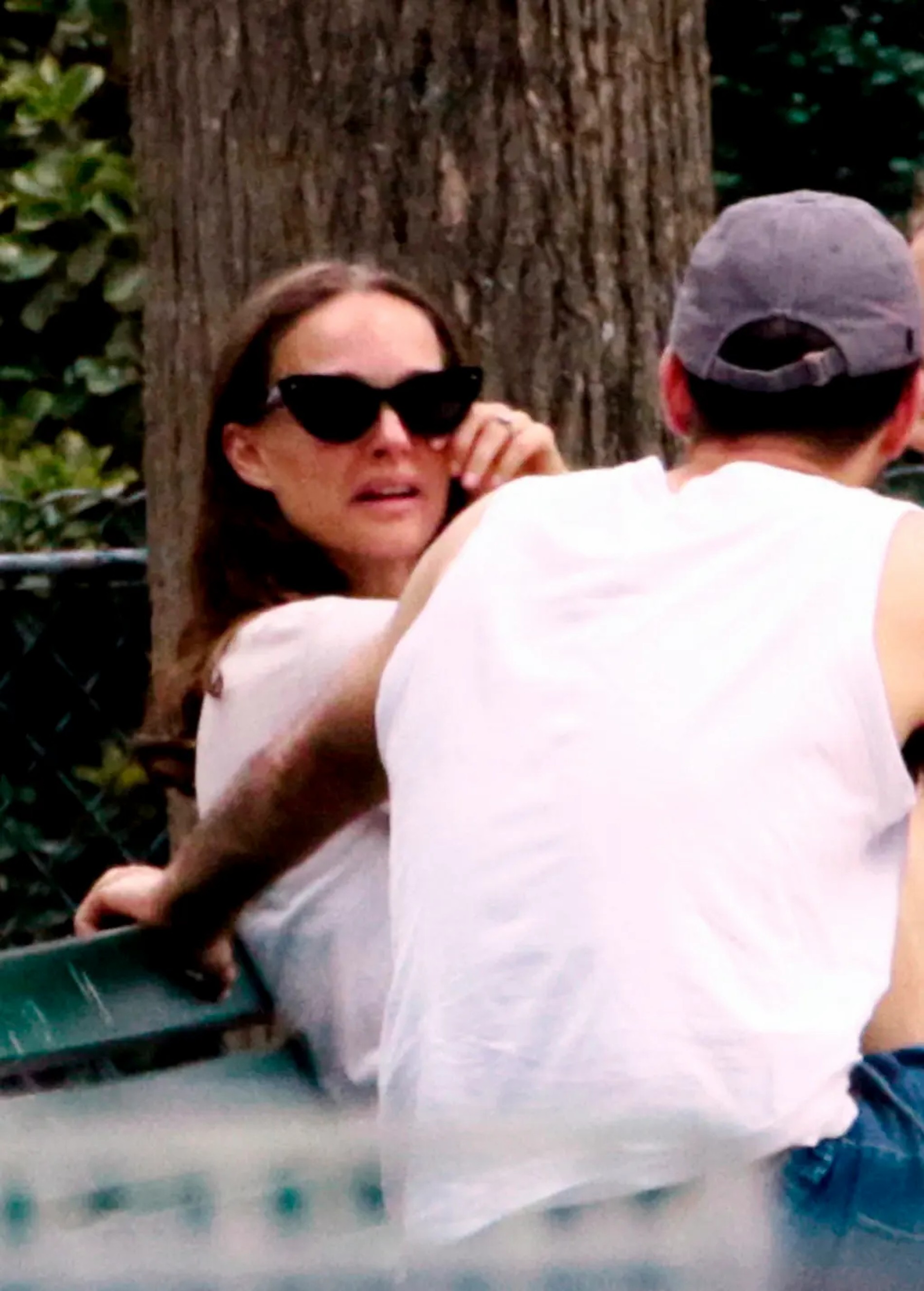 Натали Портман на прогулке с Бенжаменом Мильпье
Фото: Page Six