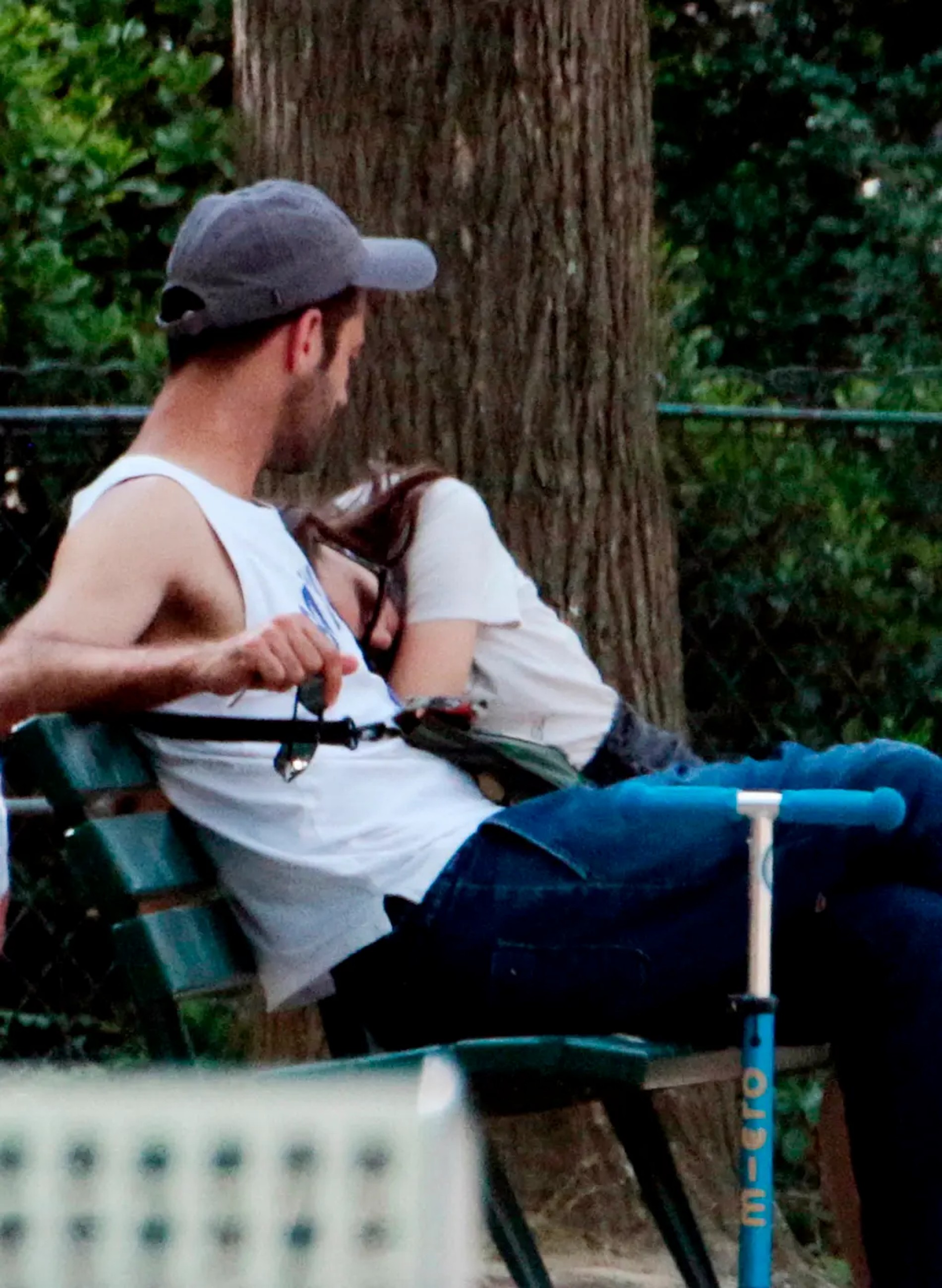 Натали Портман на прогулке с Бенжаменом Мильпье
Фото: Page Six