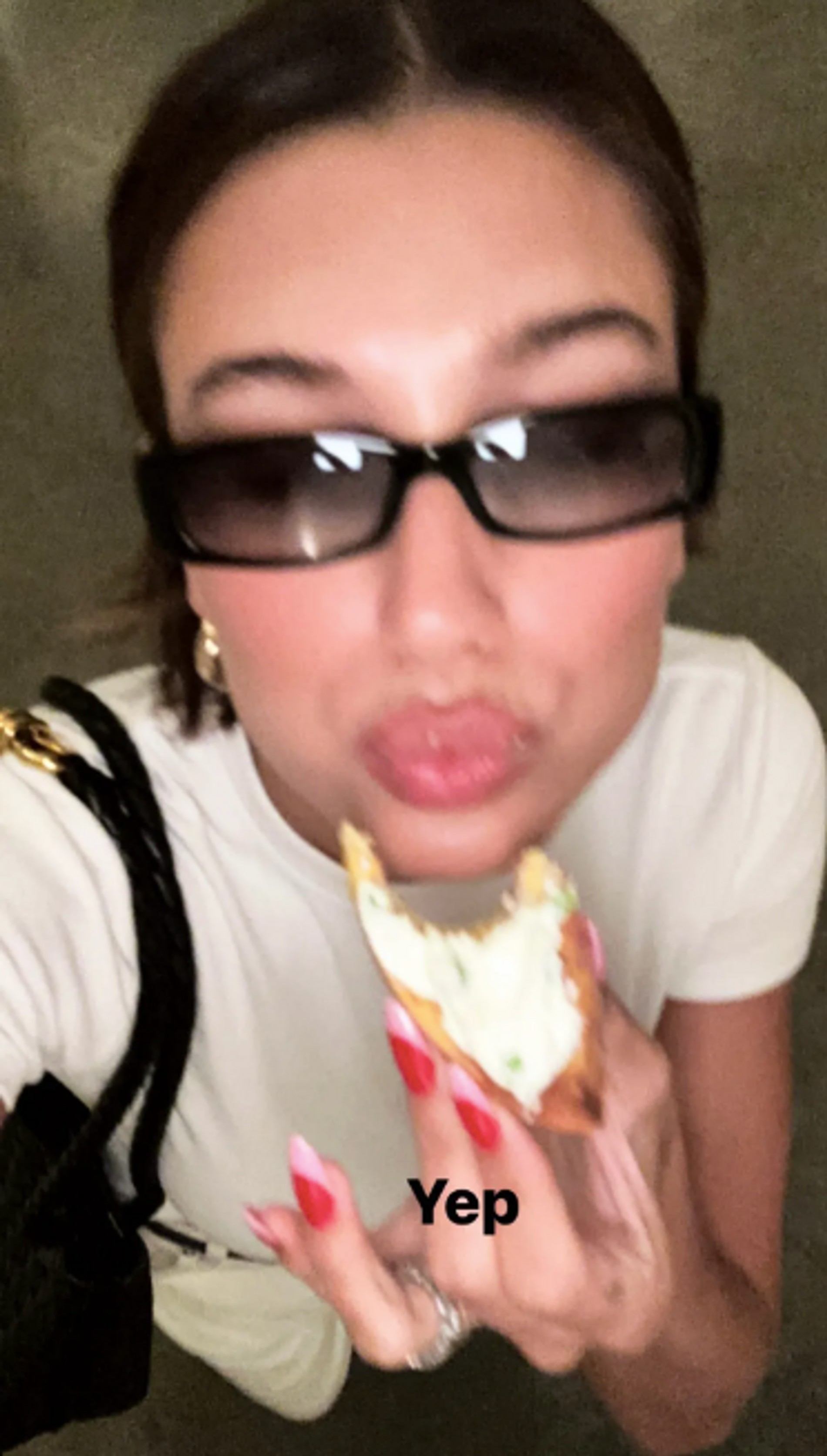 Рассматриваем маникюр (и заодно перекус) Хейли поближе
Фото: Инстаграм* @haileybieber