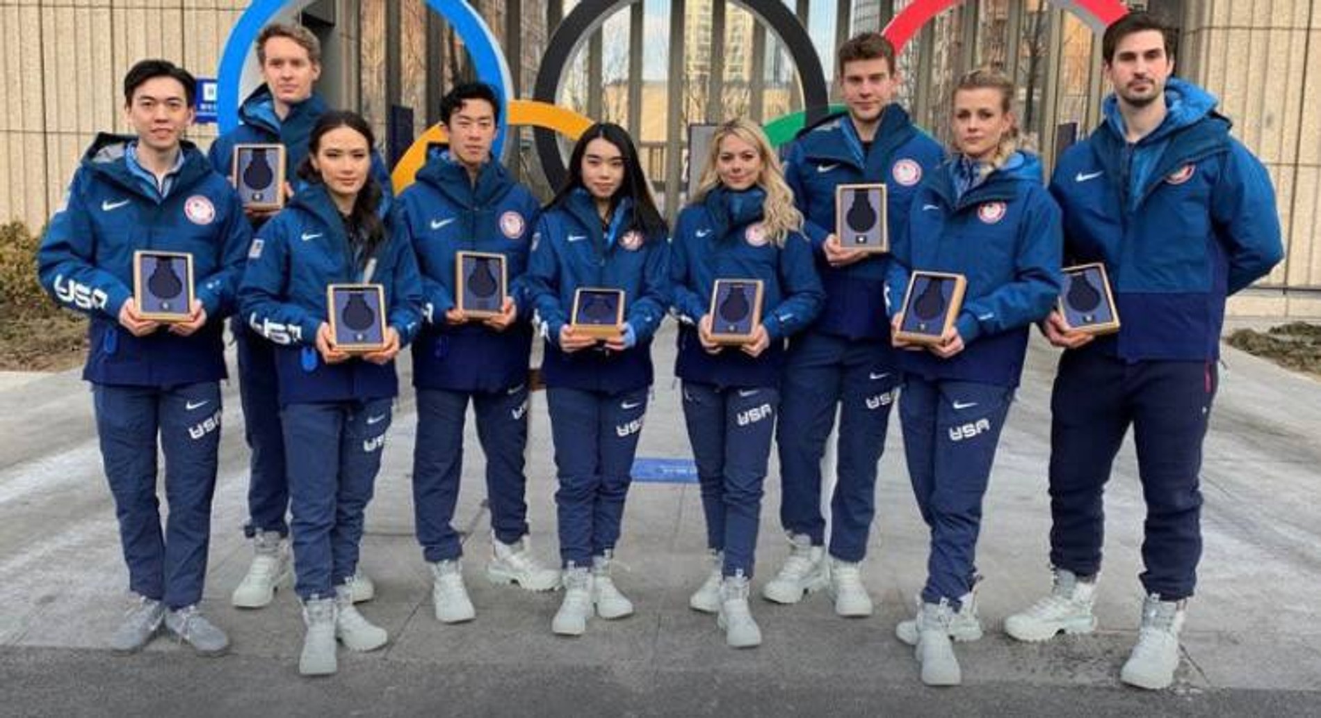 Фигуристы сборной команды США с пустыми коробками от медалей
Фото: insidethegames.biz