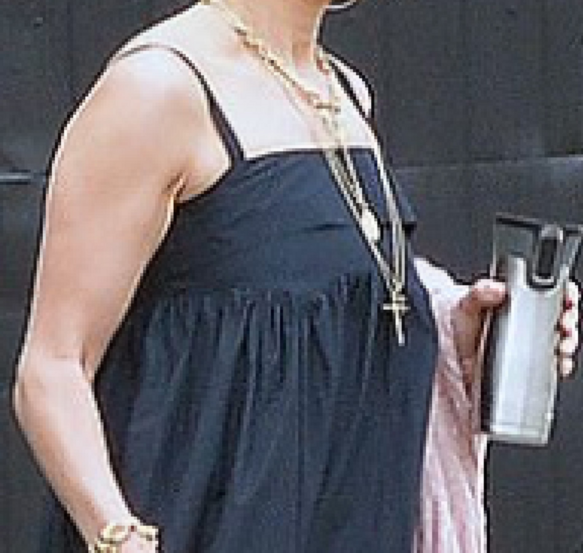 Пользователи Сети решили, что руки Джей Ло в области предплечья совершенно не подтянутые и даже дряблые
Фото: Daily Mail