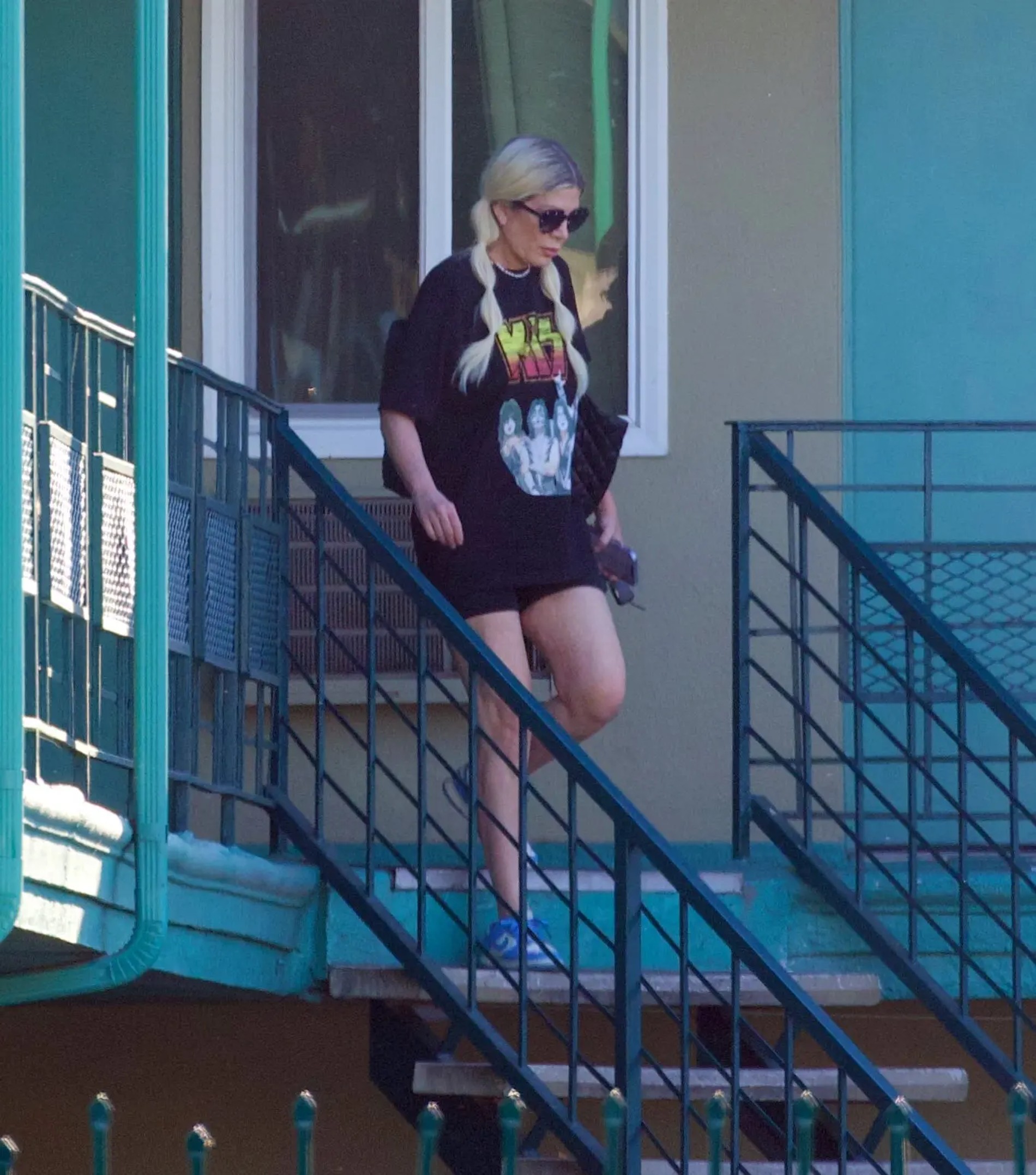 Тори выходит из мотеля. Фото: Daily Mail