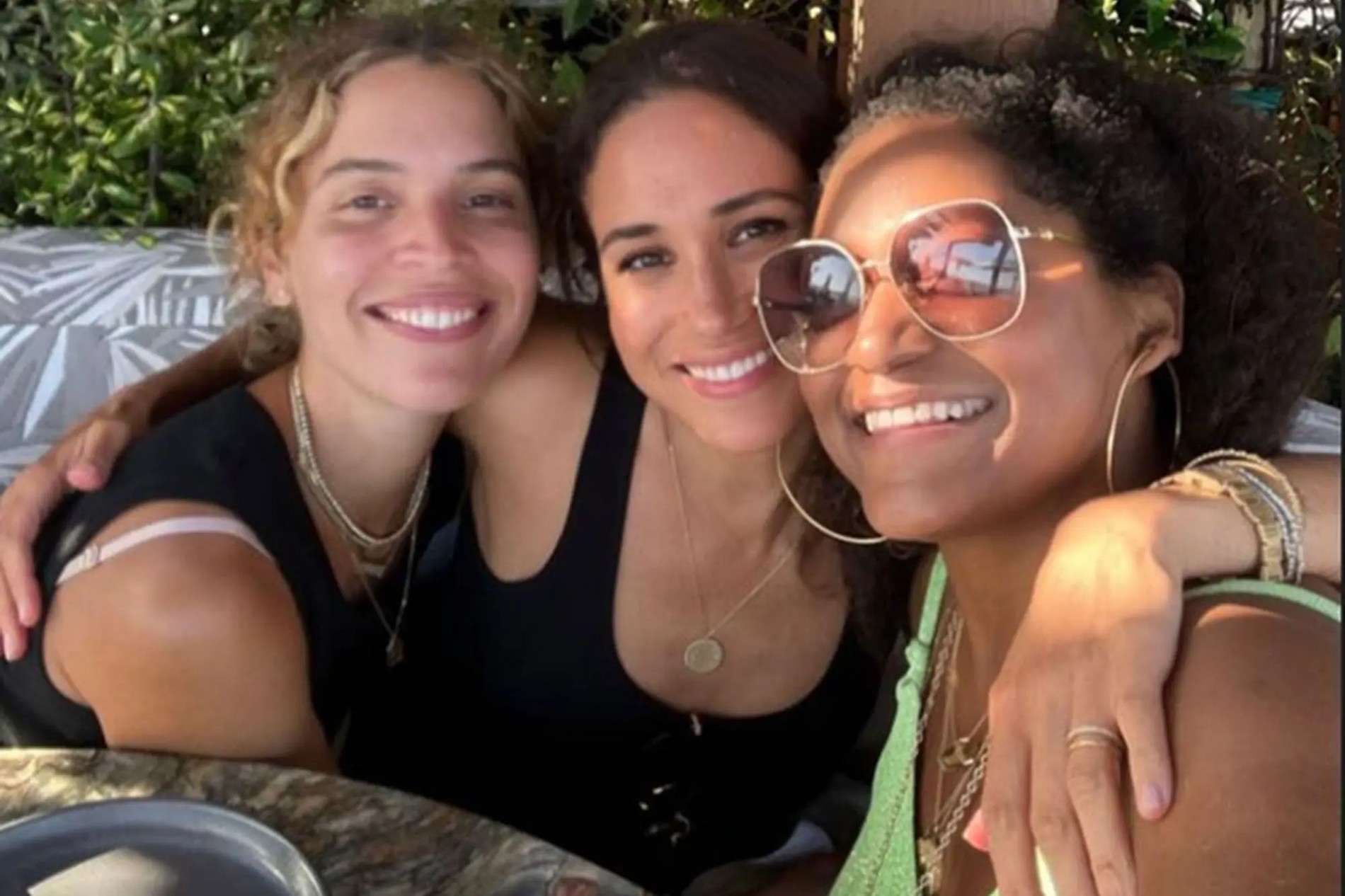 Меган Маркл без обручального кольца на обеде с подругами Кади Ли и Клео Уэйд. Фото: Инстаграм* @highbrowhippie