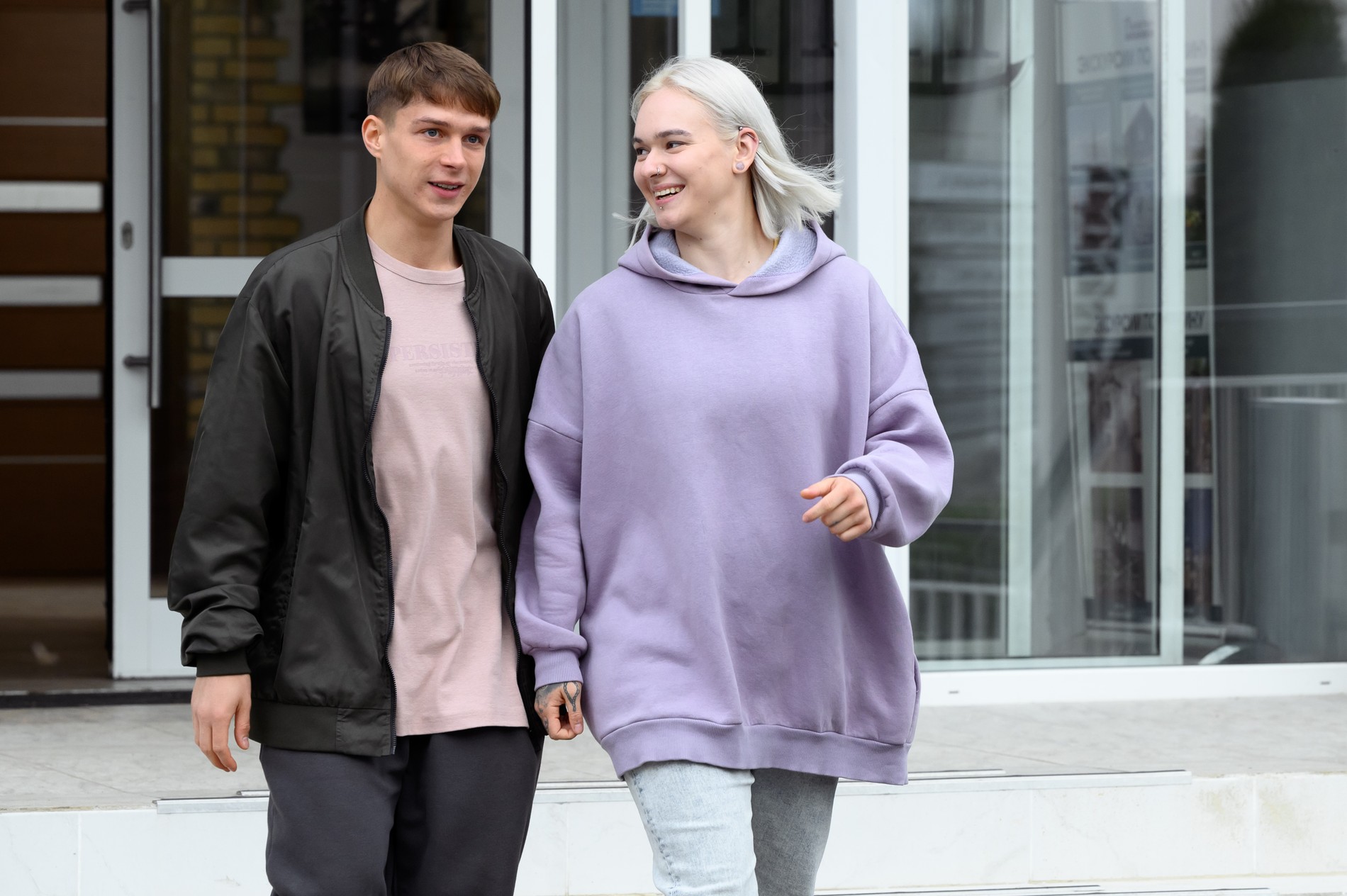 Кира Медведева и актер Глеб Калюжный на съемках сериала «Новенькие». Фото: архив пресс-службы