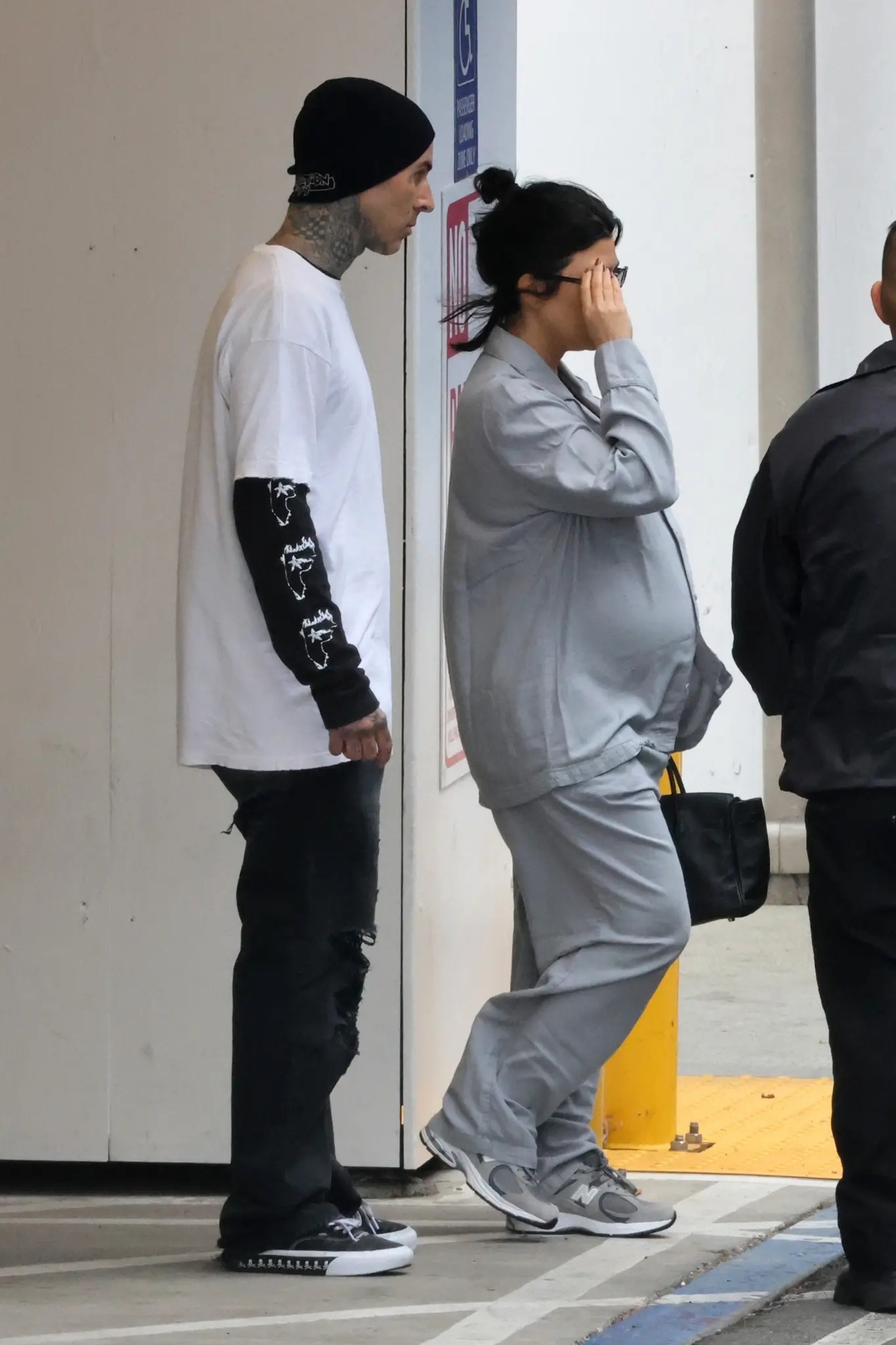 Трэвис и Кортни выходят из больницы. Фото: Backgrid