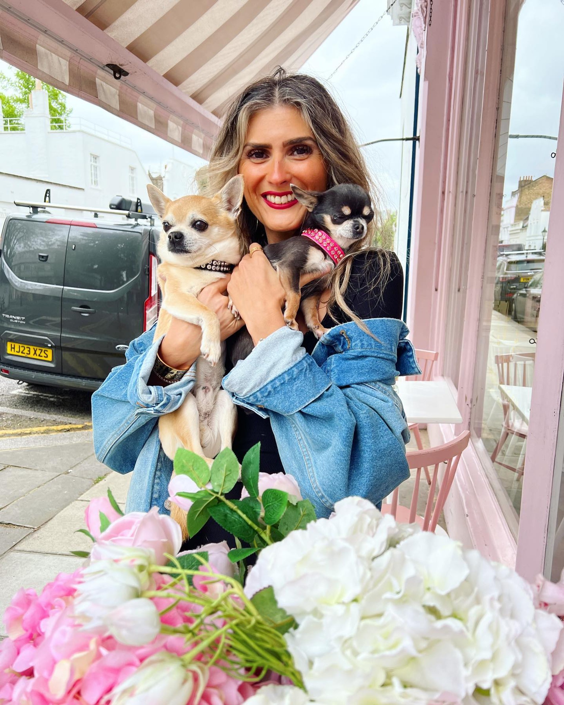 Ясмин Эль-Сайе cсо своими собаками. Фото: Инстаграм (запрещен в РФ) @chilliwawa