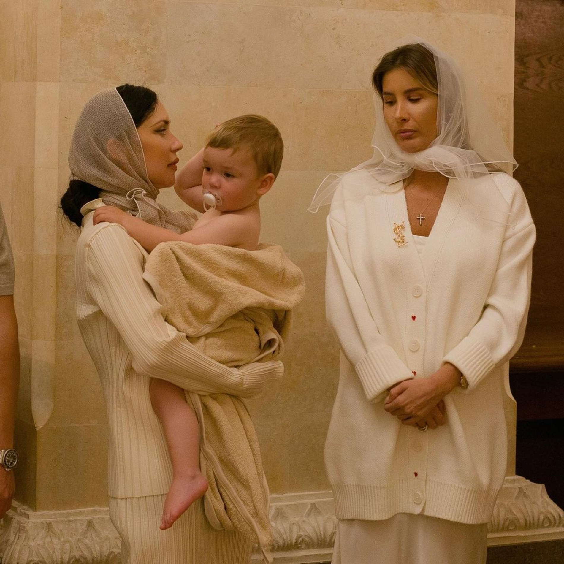 Ольга Серябкина с сыном Лукой и его крестной Кети Топурией. Фото: Инстаграм* @seryabkina