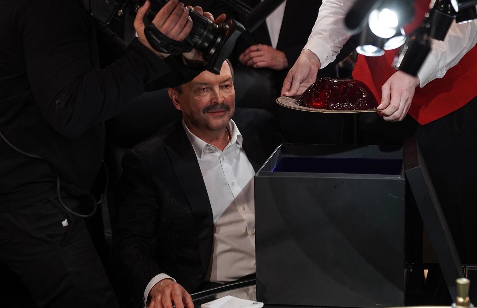 Андрей Козлов за столом знатоков. Фото: Инстаграм (запрещен в РФ) @chto_gde_kogda