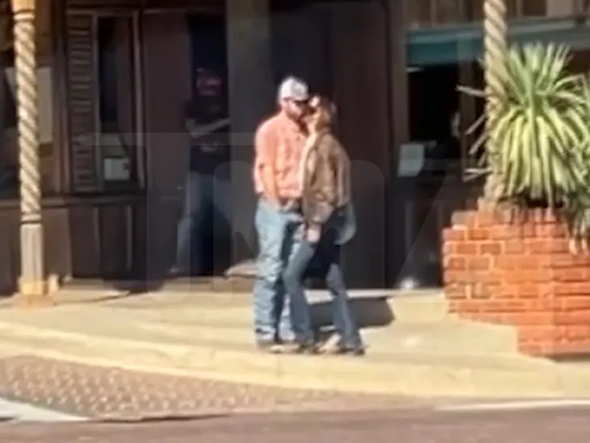 Белла Хадид и Адан Бануэлос. Фото: TMZ