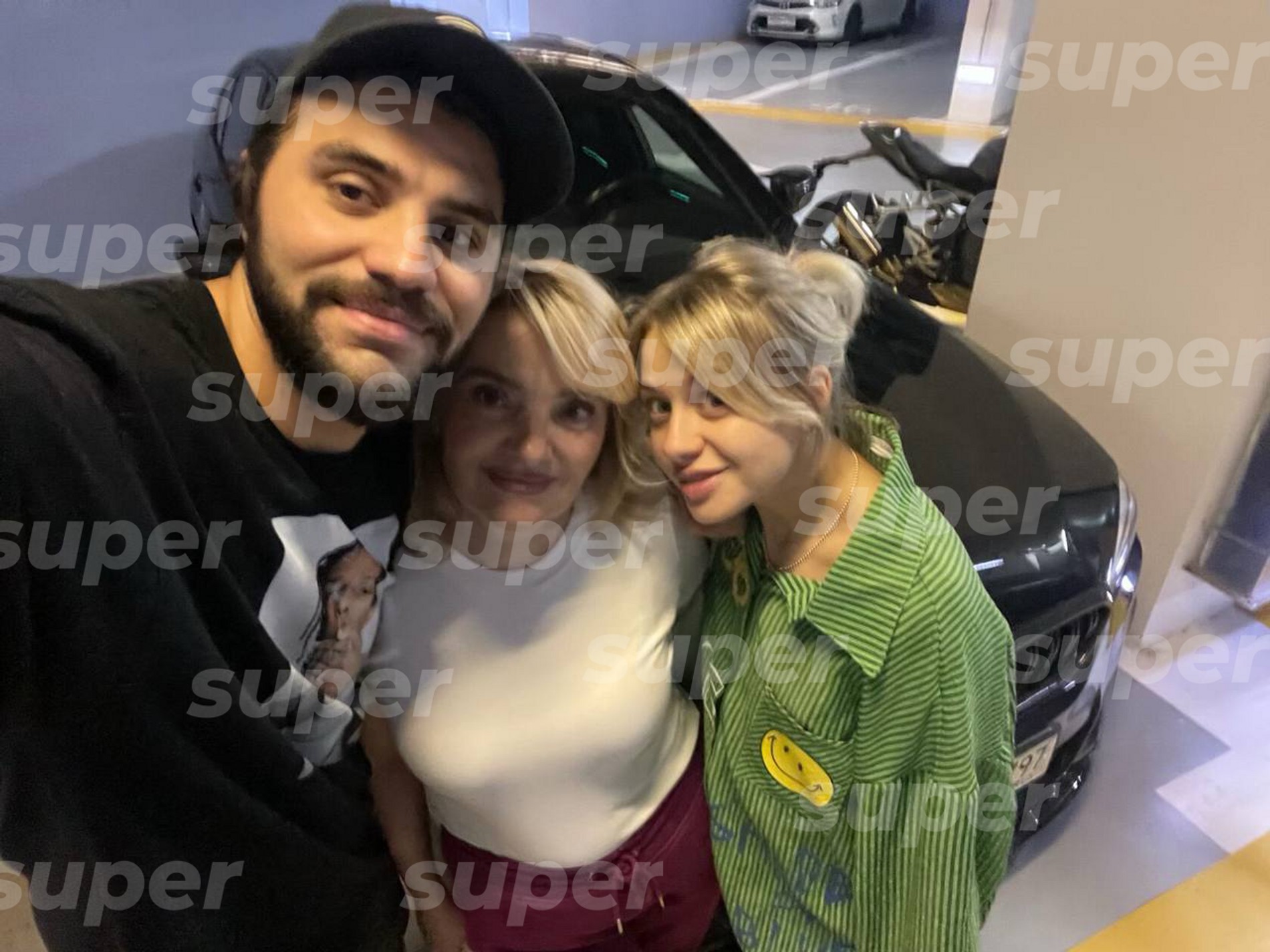 Руслан со своей возможно бывшей супругой Таисией и матерью.
Фото: социальные сети матери Гасанова