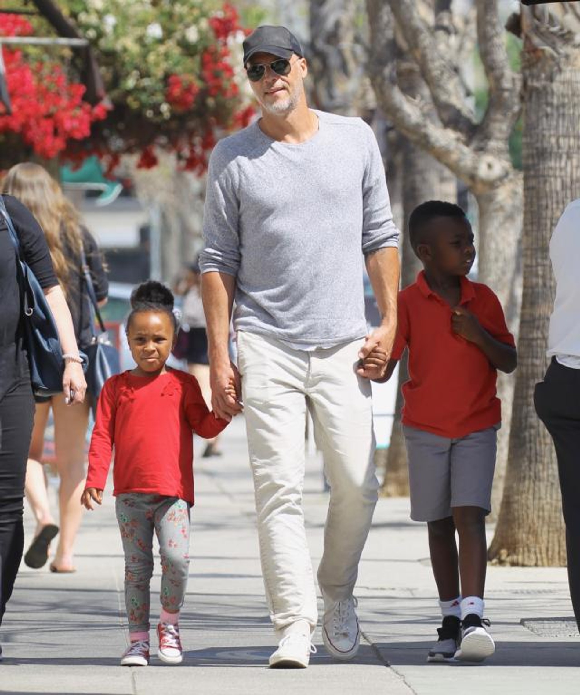 Брайан с приемными детьми Сандры Буллок — Лейлой и Луи. Фото: ROMA / MEGA
