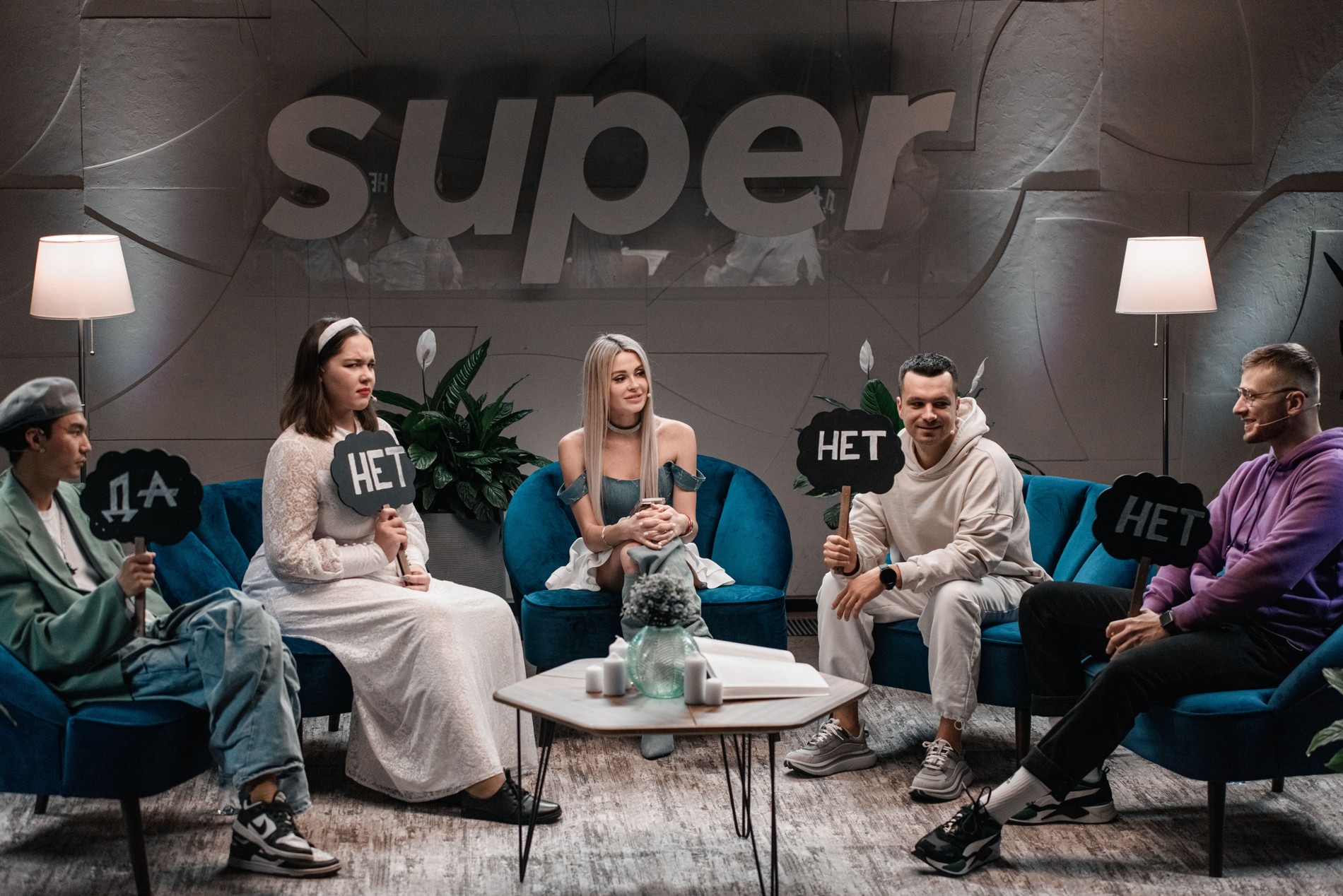 Тима Акимов, Ирина Скугарь, Елена Сажина, Марк Еремин и Илья КиноПес. Фото: Super