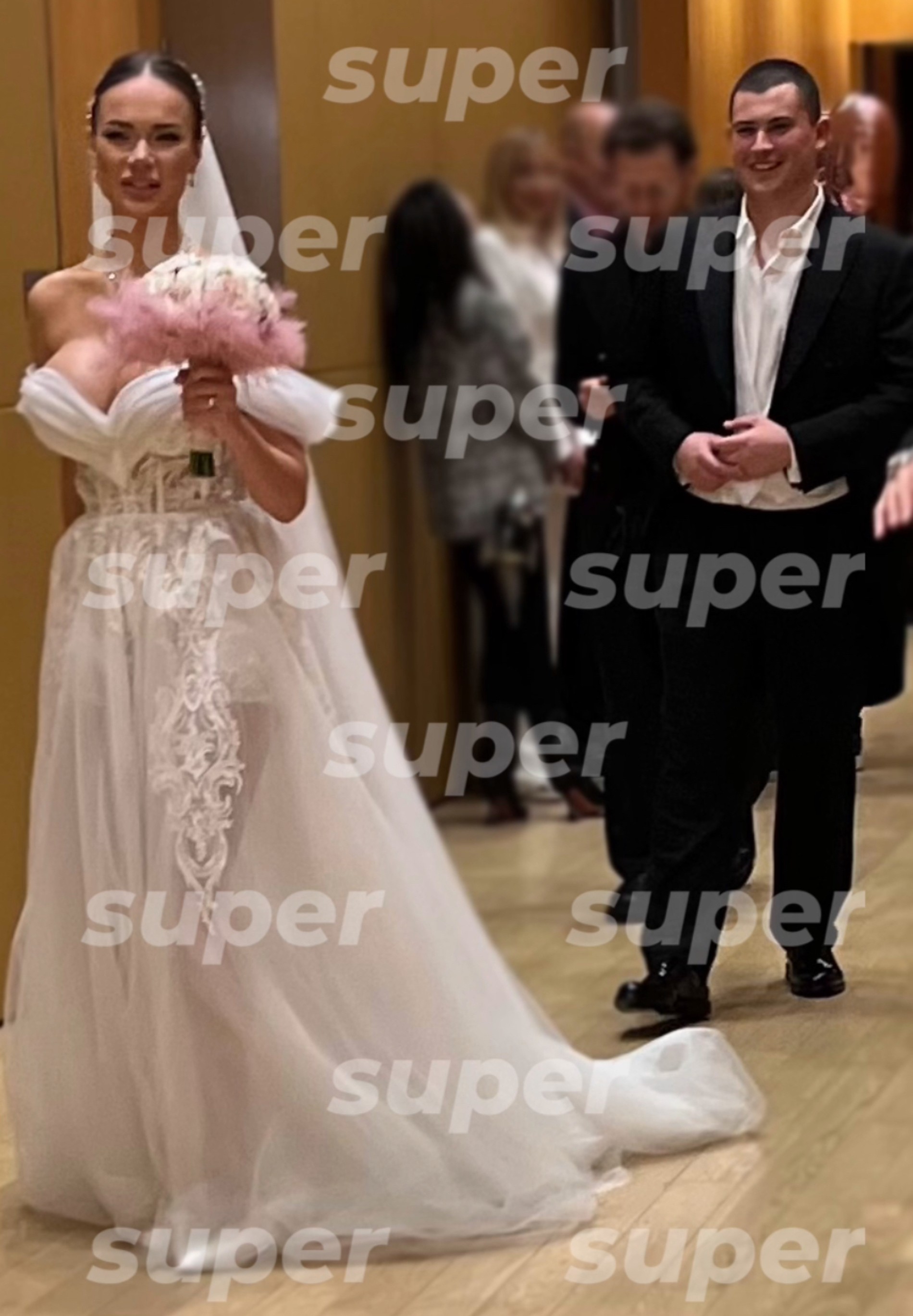 Яна Кошкина и Анатолий Черкасов в загсе. Фото: Super