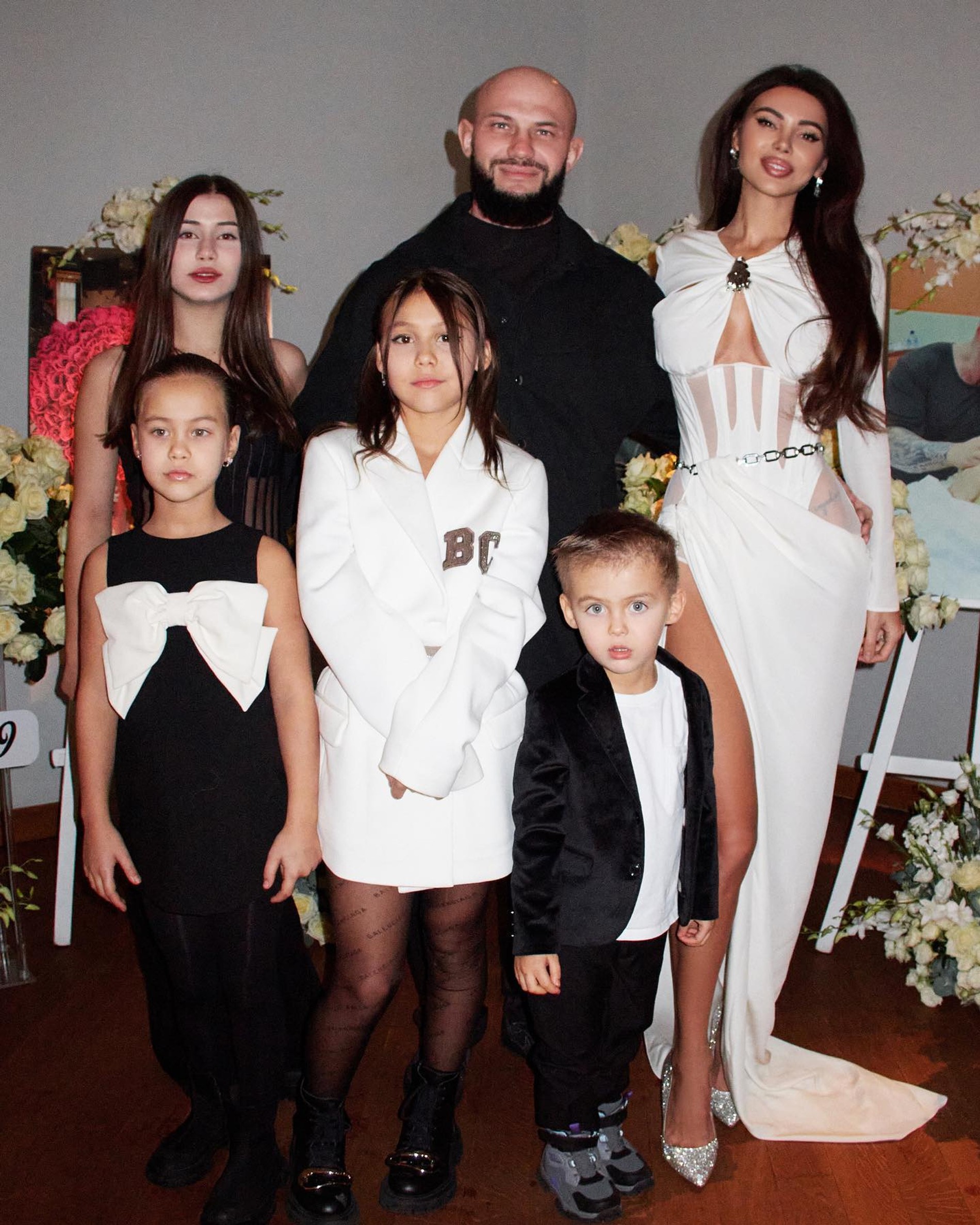 Оксана Самойлова и Джиган c детьми. Фото: Инстаграм* @samoylovaoxana