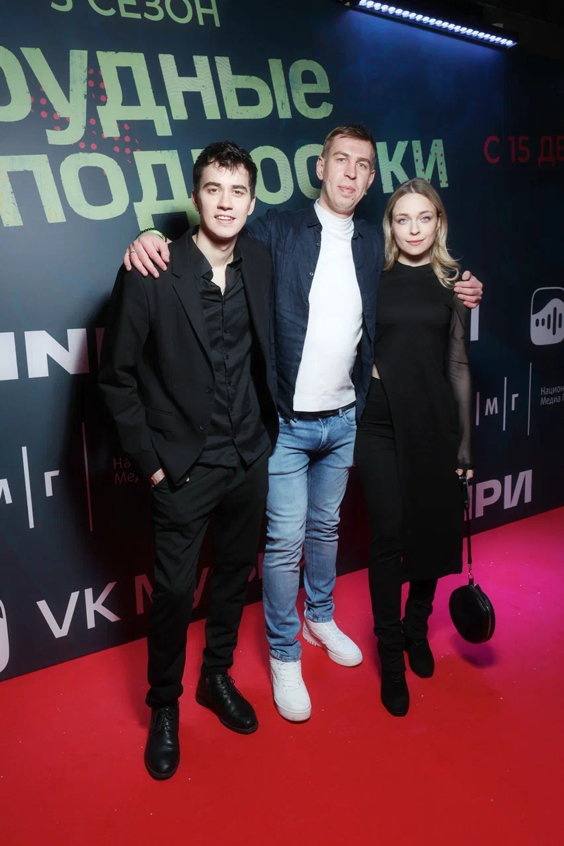Режиссер «Трудных подростков» Николай Рыбников с Виталием Андреевым и Анастасией Крыловой. Фото: пресс-служба