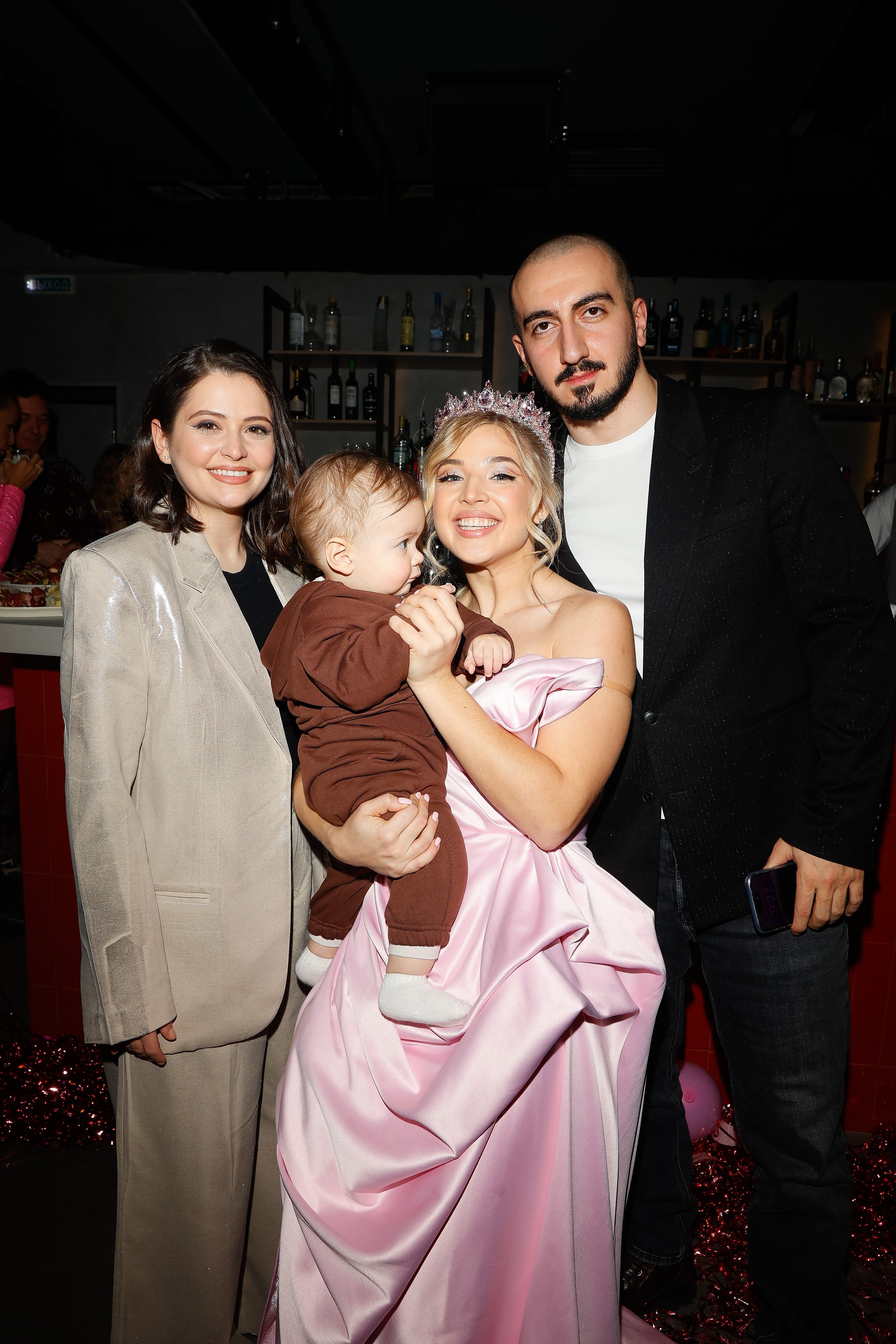 Аня Покров, Карина Каспарянц с мужем Оском и маленьким сыном Монте. Фото: пресс-служба