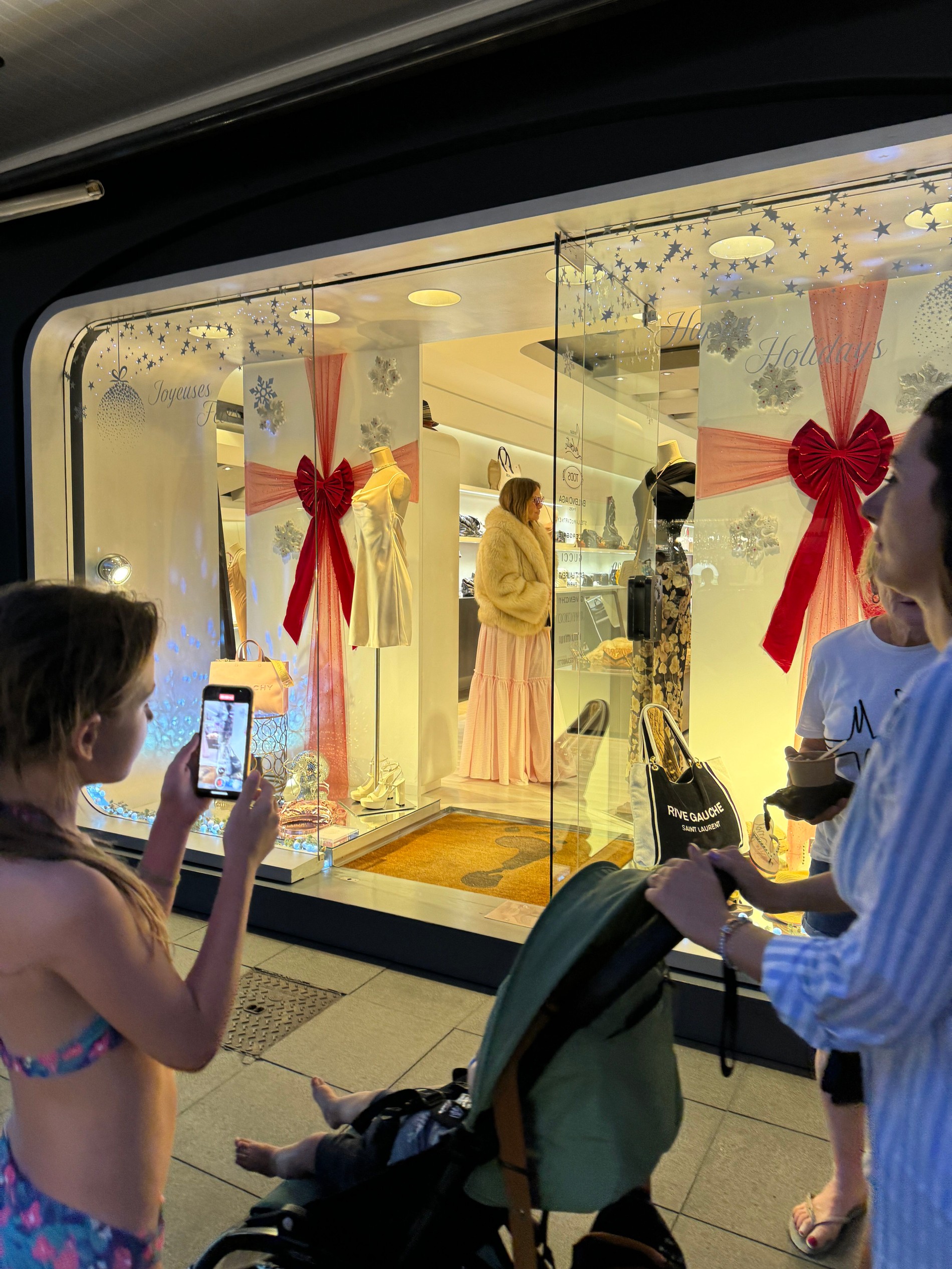 Фанаты фотографируют Джей Ло во время примерки. Фото: Legion-media