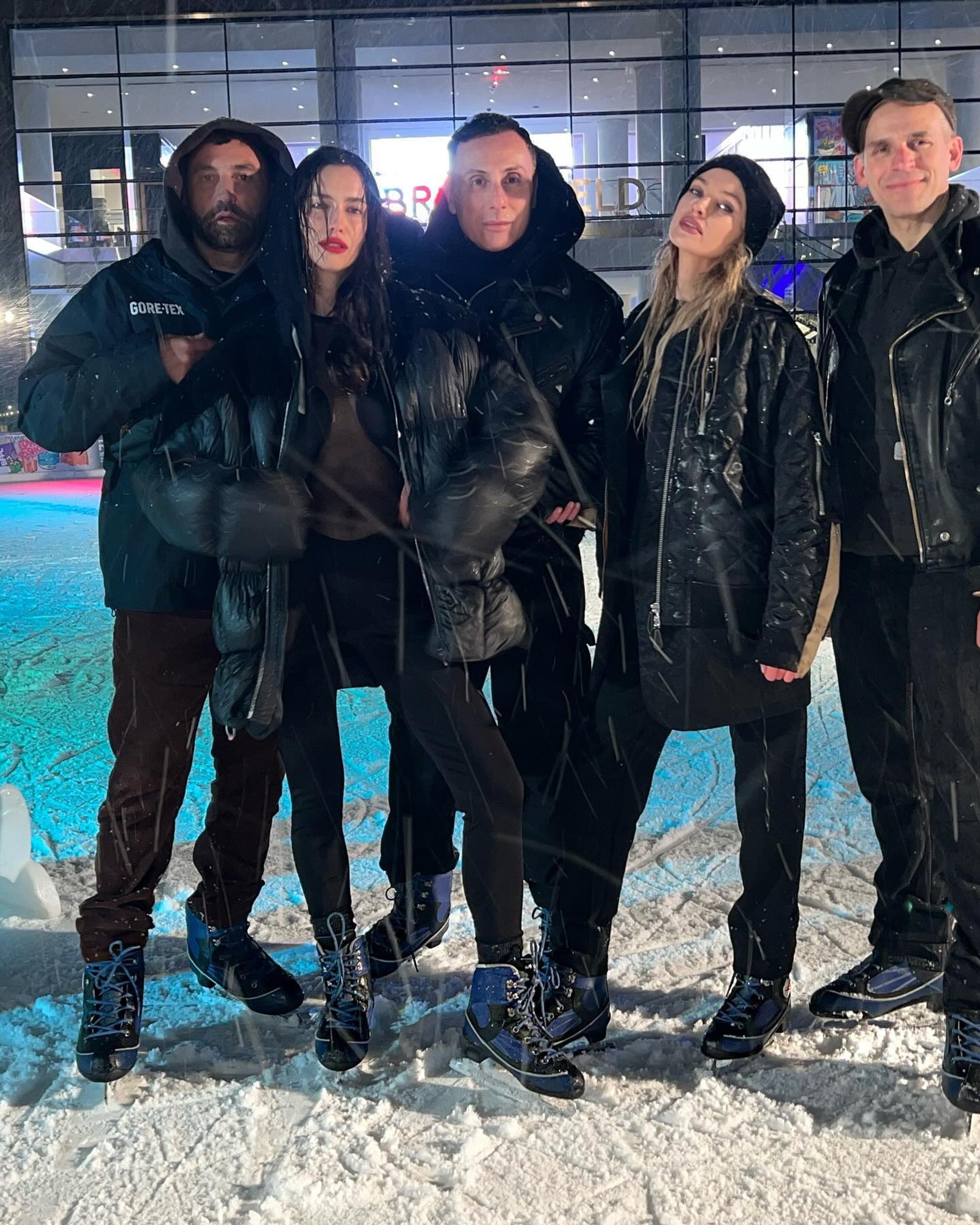 Ирина Шейк с друзьями. Фото: Инстаграм* @irinashayk