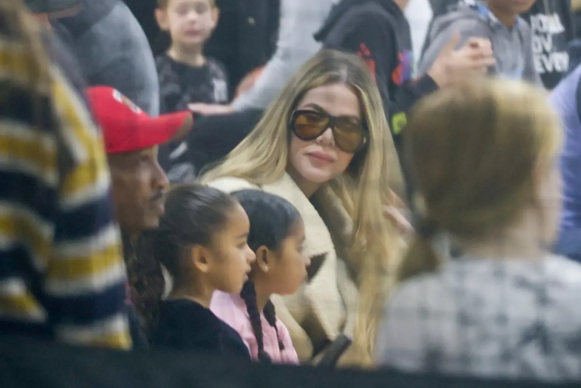 Хлои Кардашьян с племянницами. Фото: Page Six