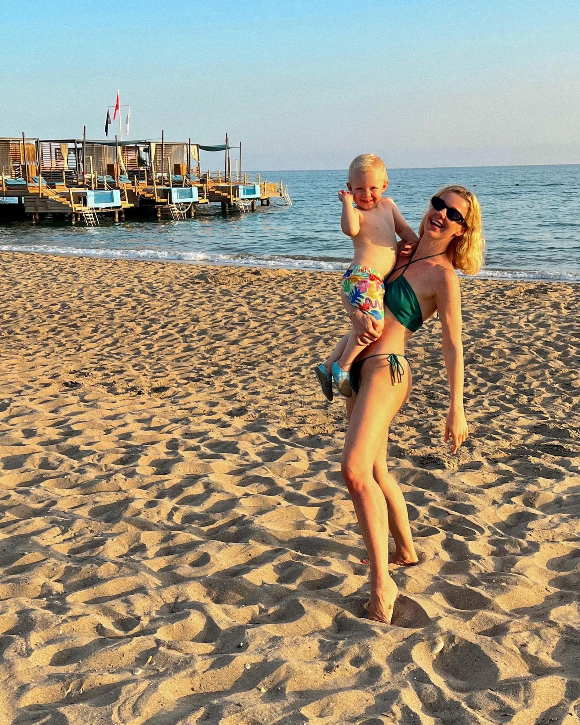 Юлианна Караулова c сыном. Фото: Инстаграм (запрещен в РФ) @yulianna_karaulova