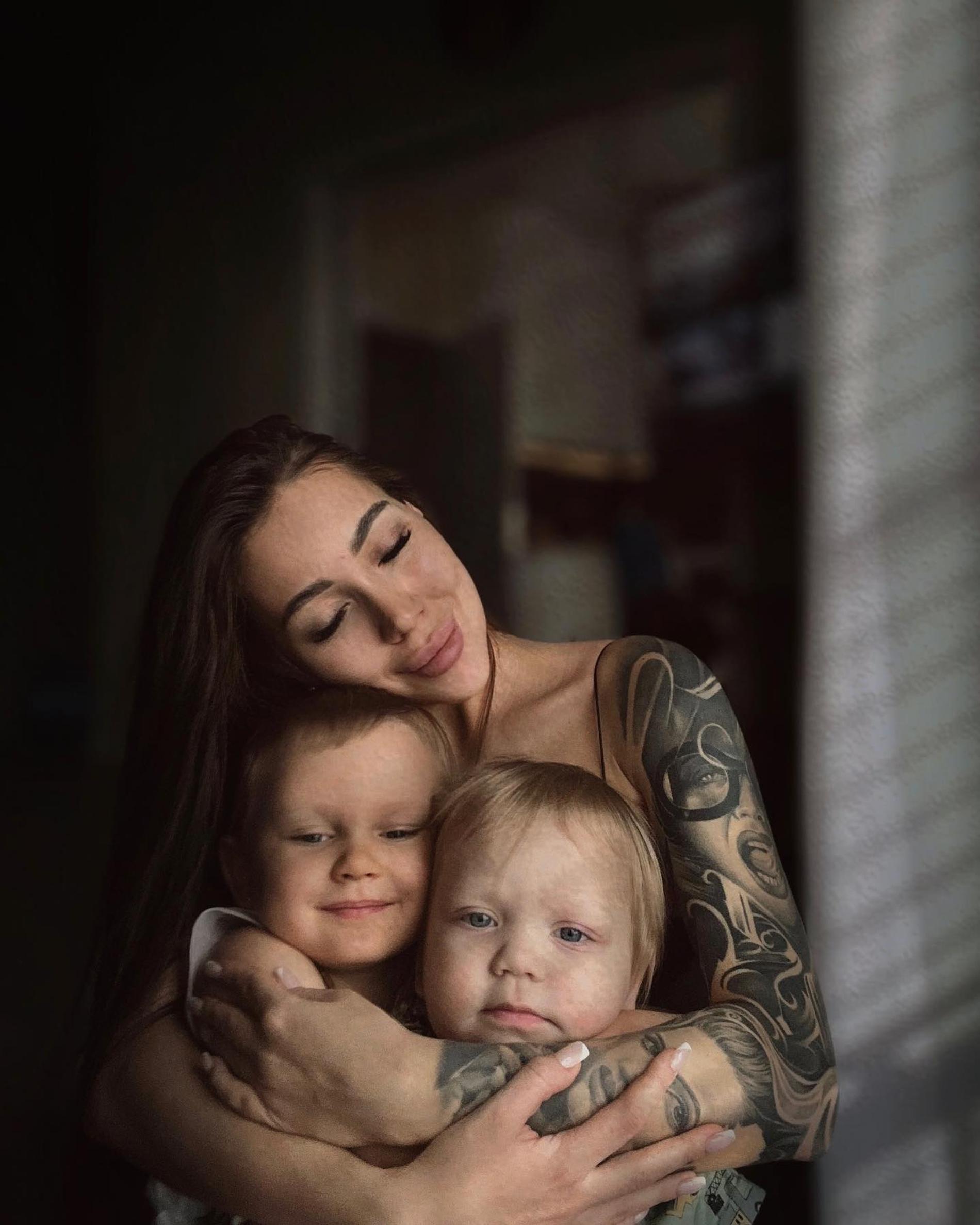 Алена Рапунцель с сыновьями Богданом и Святославом. Фото: Инстаграм* @alenatoffi_official