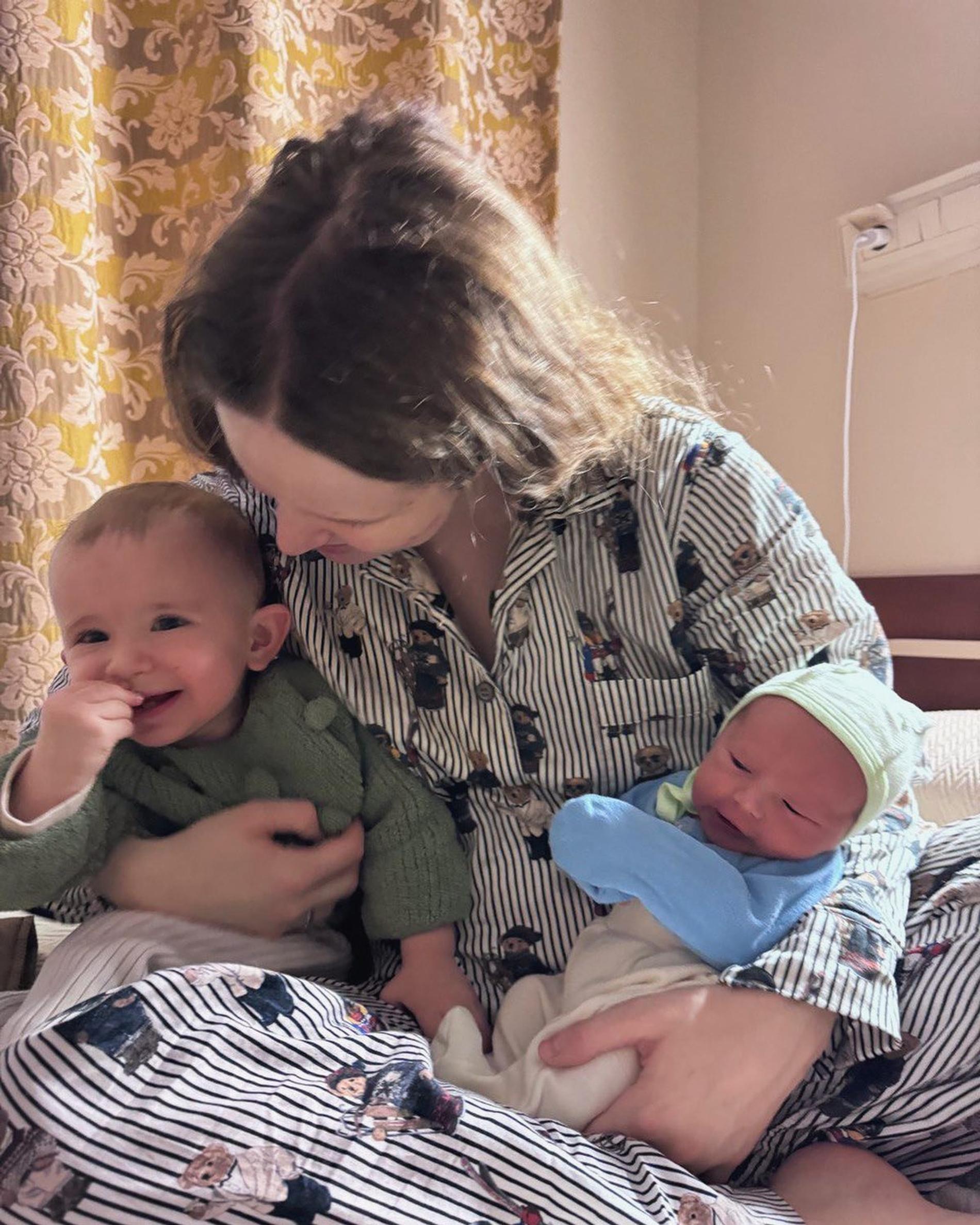 Монеточка* с дочерью Ниной и сыном Петей. Фото: Инстаграм (запрещен в РФ) @monetochkaliska