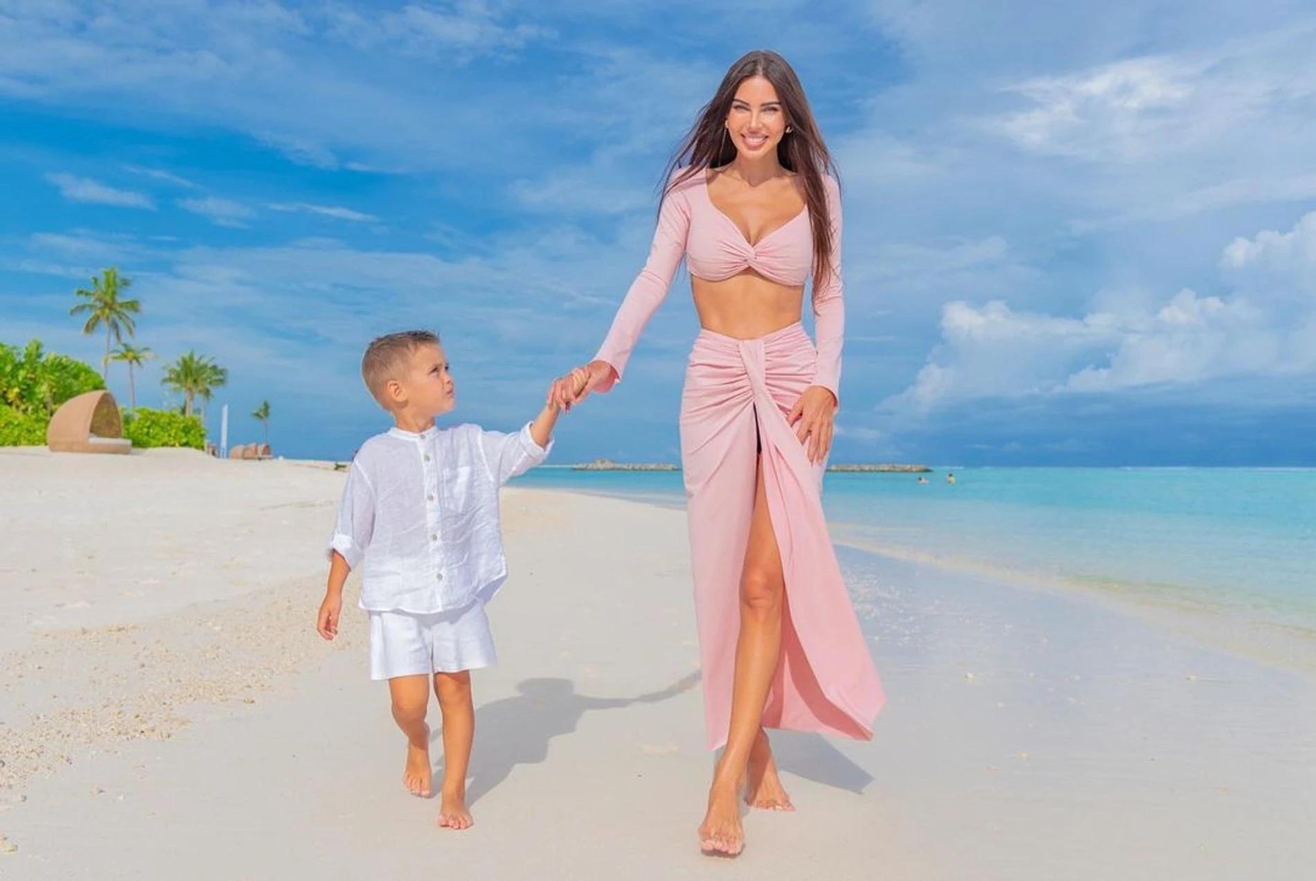 Оксана Самойлова с сыном. Фото: Инстаграм* @samoylovaoxana