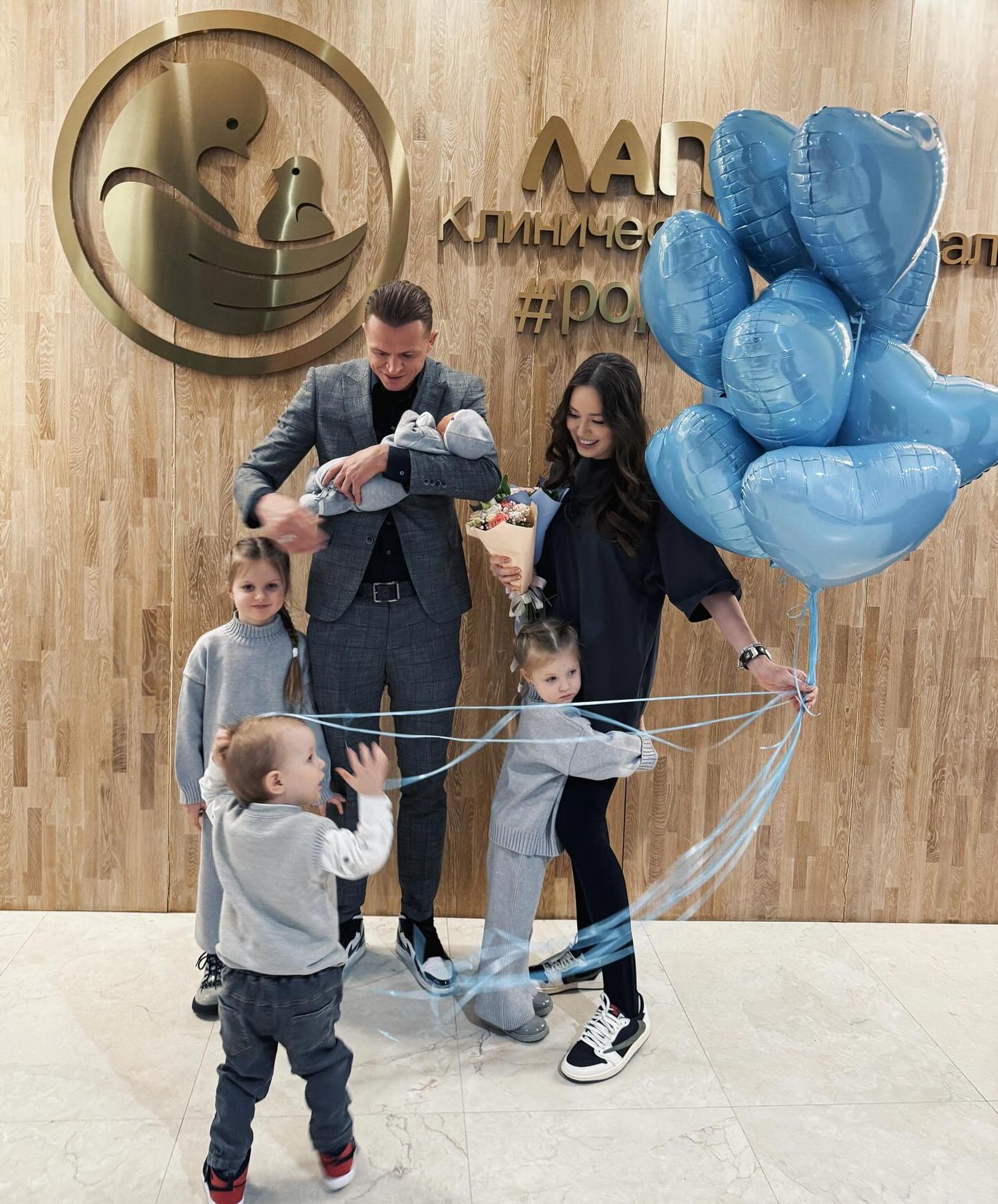 Дмитрий Тарасов и Анастасия Костенко с детьми. Фото: Инстаграм* @tarasov23