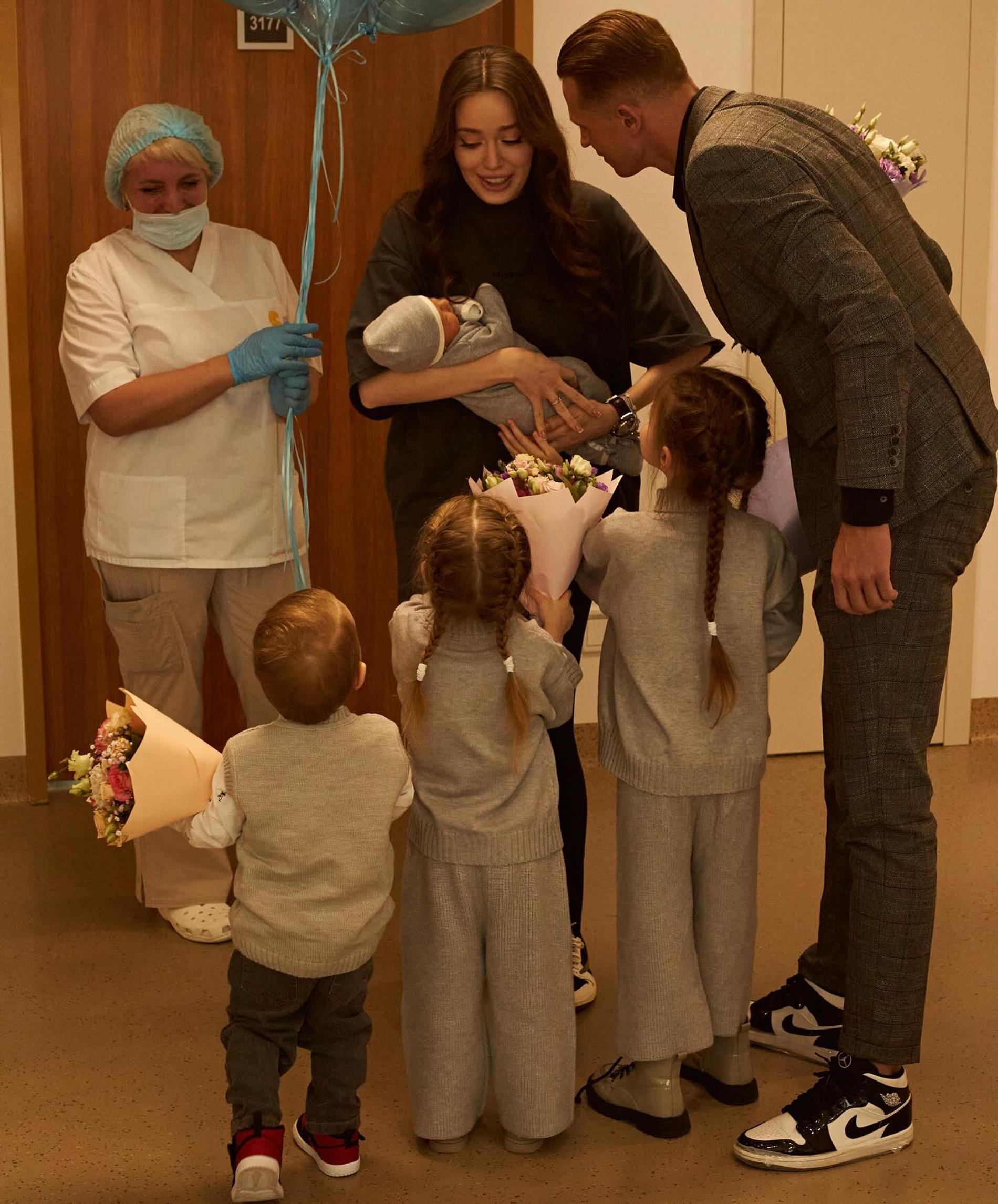 Дмитрий Тарасов и Анастасия Костенко с детьми. Фото: Инстаграм* @tarasov23