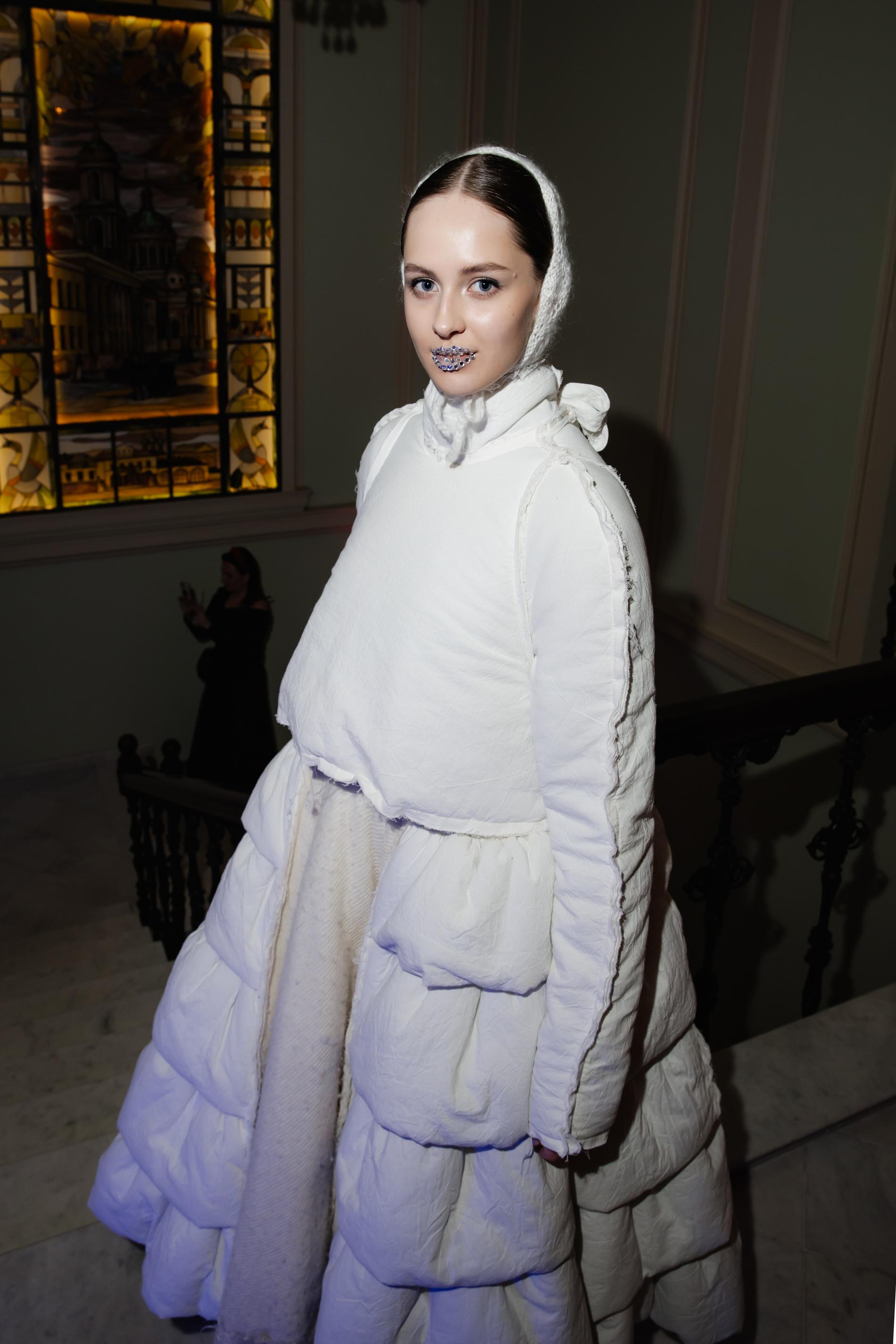 Модель в одежде Gapanovich. Фото: Super