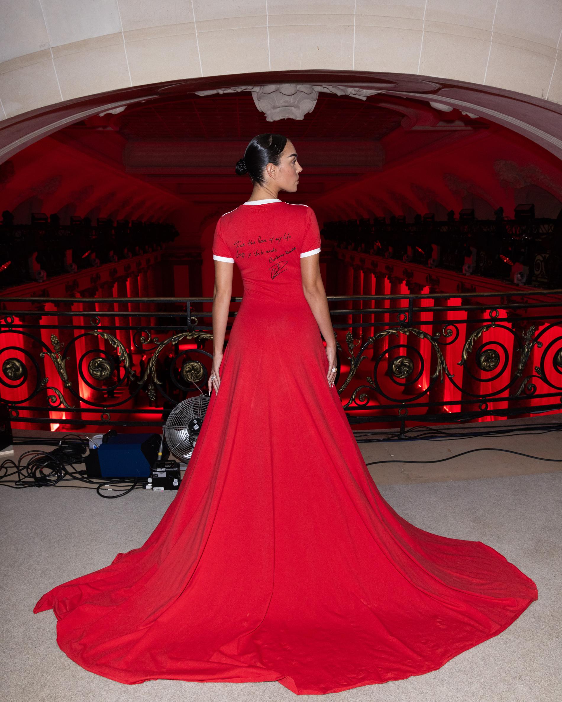 Джорджина Родригес на показе Vetements. Фото: Getty Images