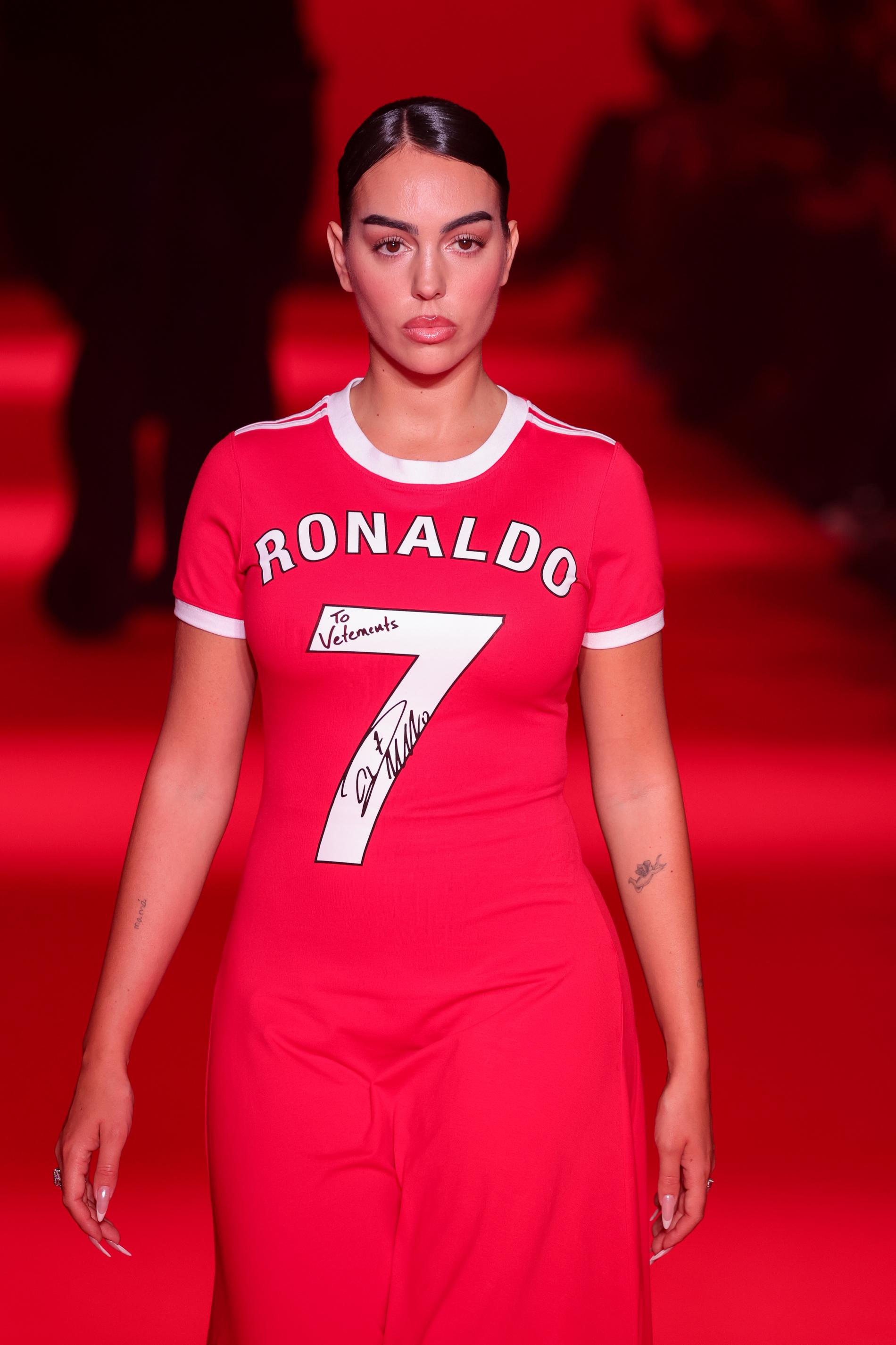 Джорджина Родригес на показе Vetements. Фото: Getty Images