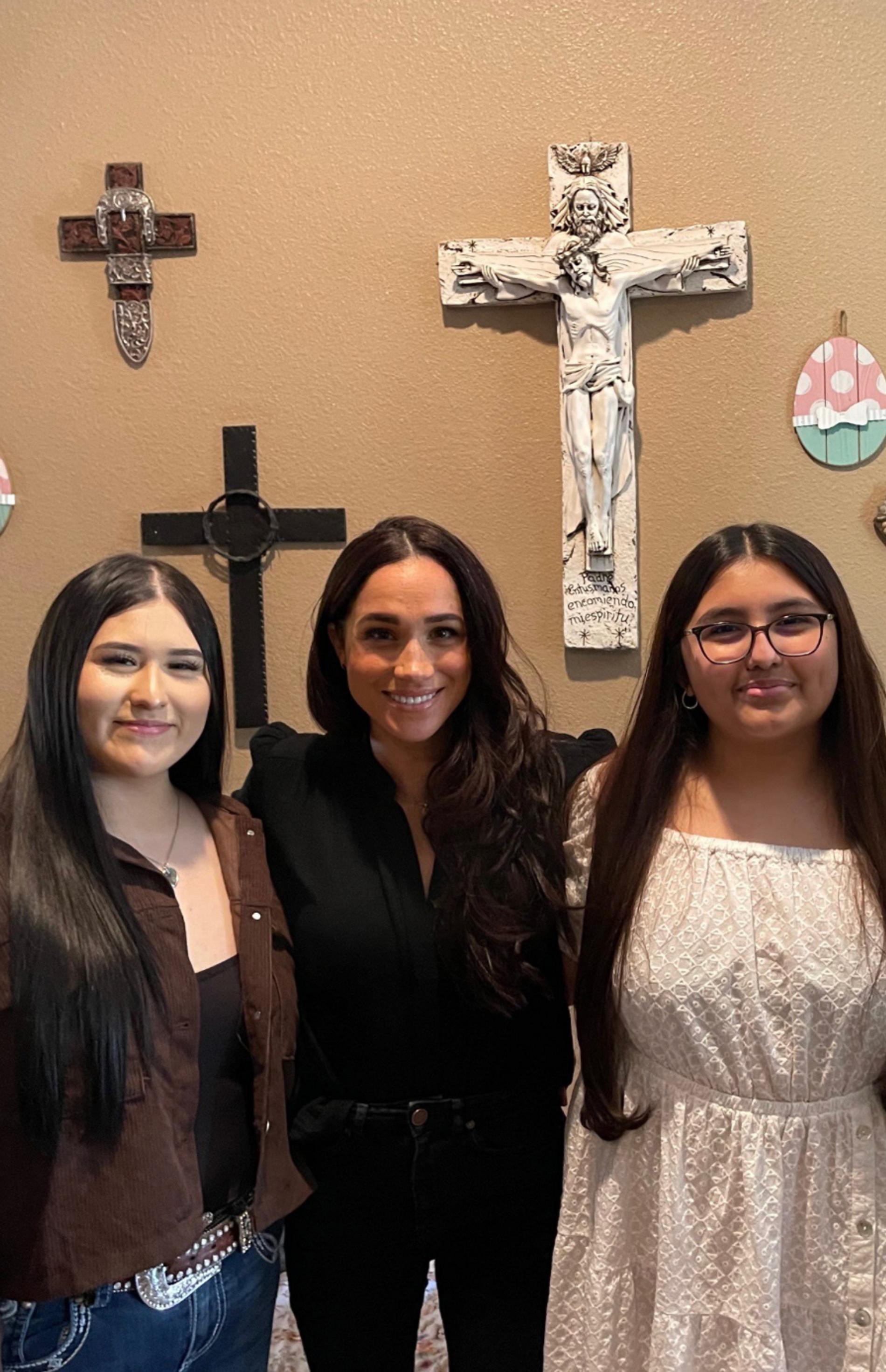 Меган с дочерьми Ирмы Гарсии. Фото: X @fuhknjo