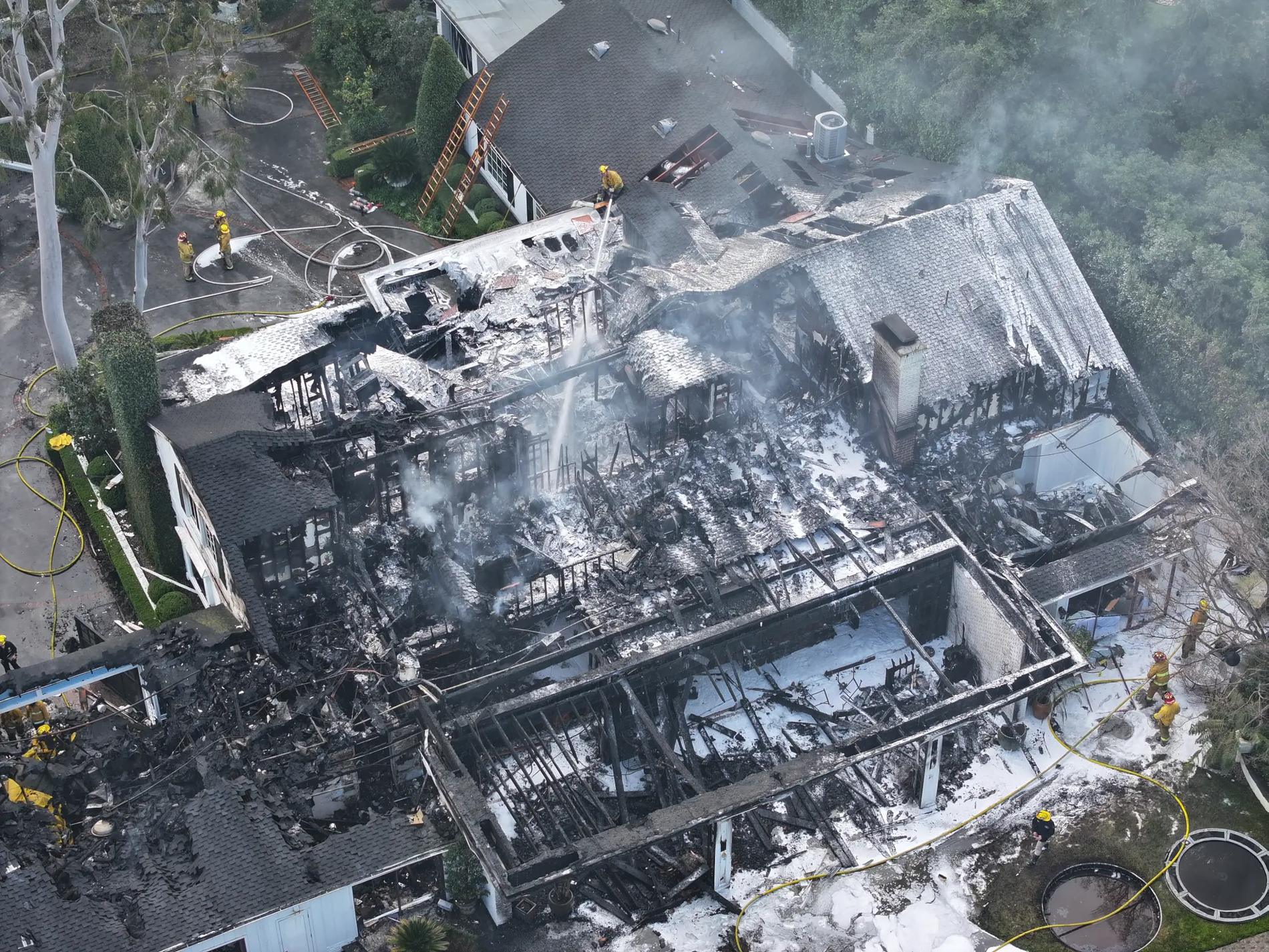 Сгоревший особняк Кары Делевинь. Фото: SplashNews.com