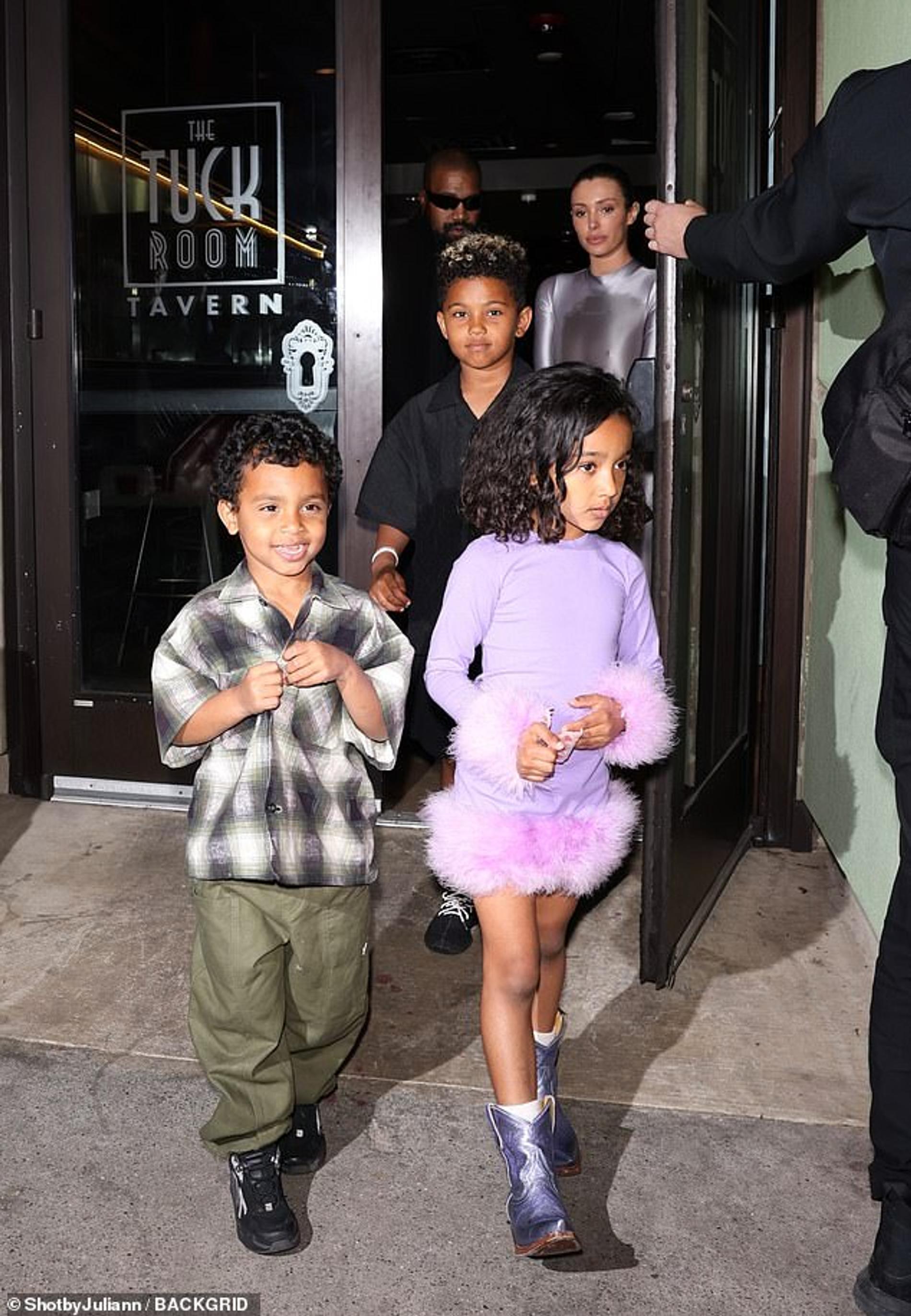 Бьянка Ценсори и Канье Уэст на прогулке с его детьми. Фото: BackGrid