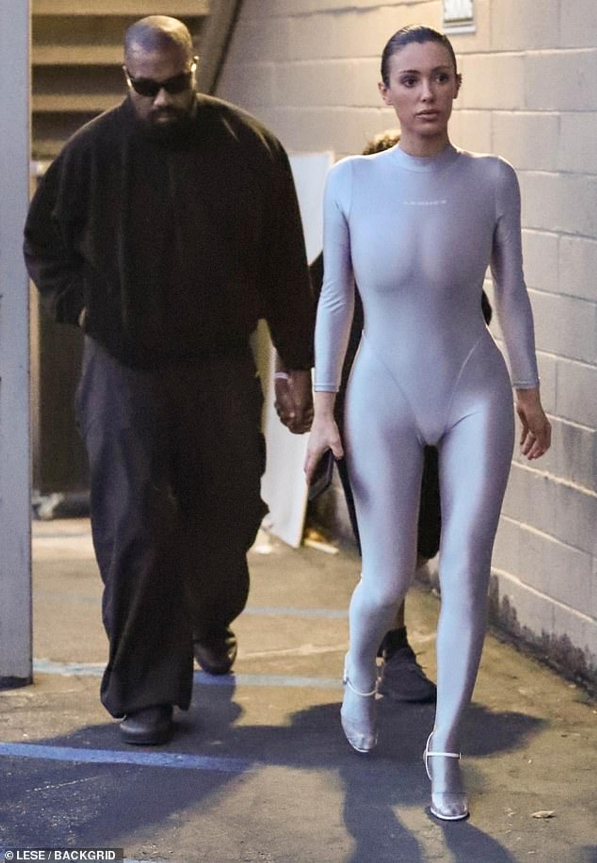 Бьянка Ценсори и Канье Уэст на прогулке с его детьми. Фото: BackGrid