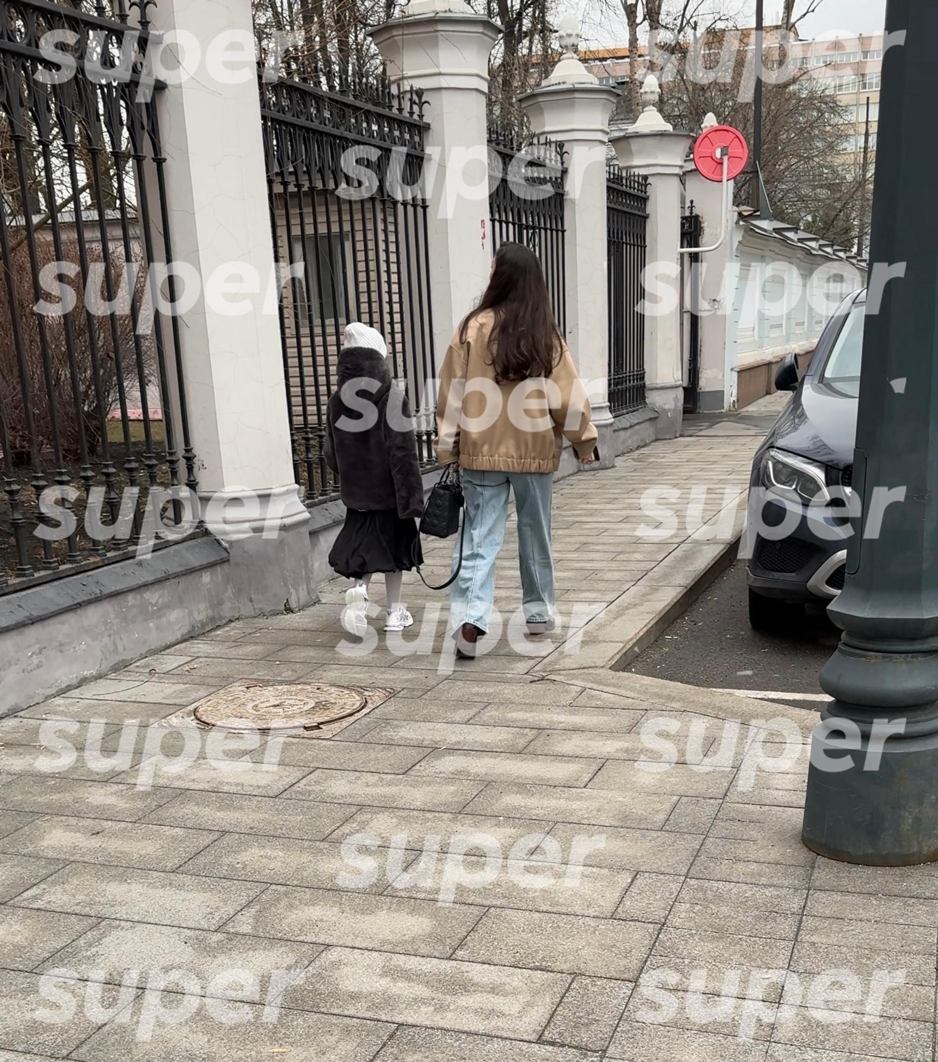 Виктория Дайнеко с предполагаемой дочкой. Фото: Super