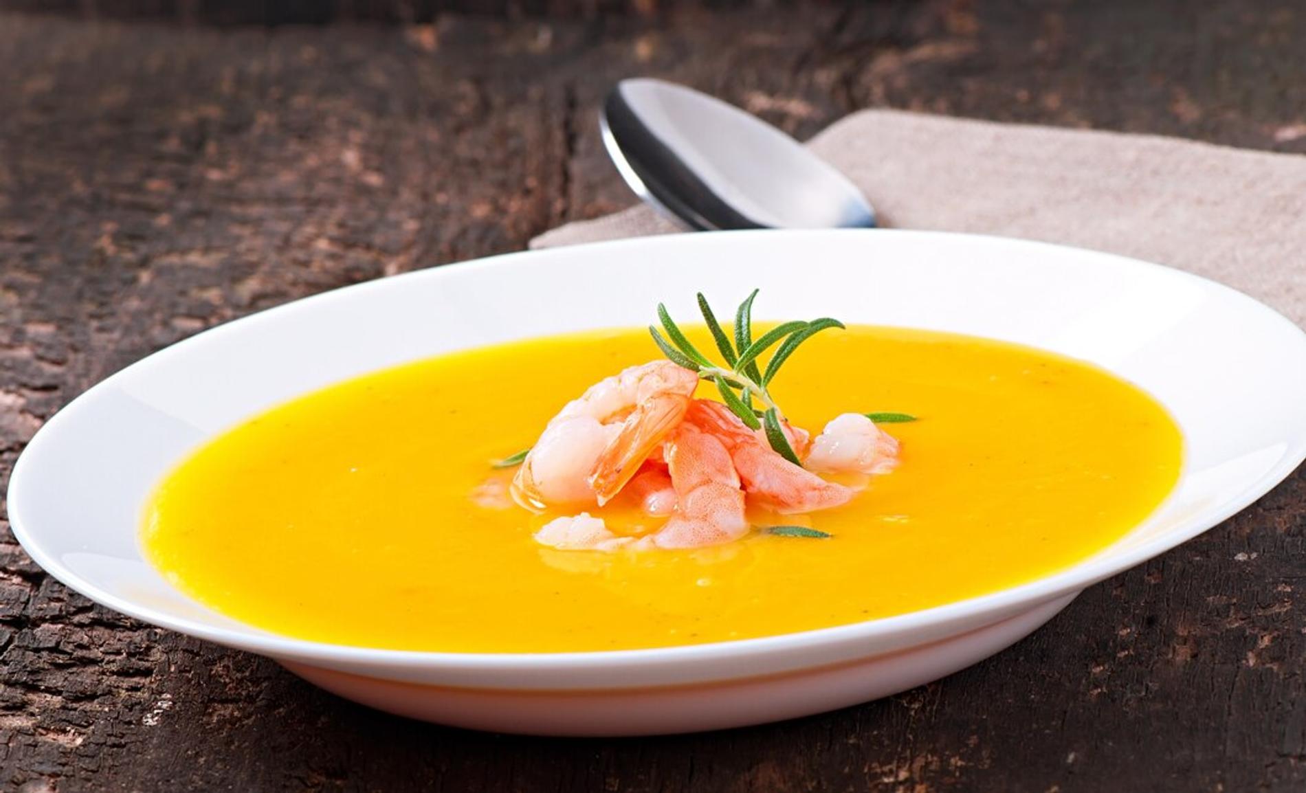 Тыквенный крем-суп к креветками и зеленью. Фото: Freepik